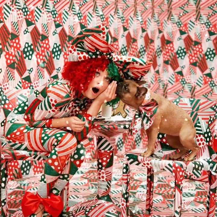 シーアのインスタグラム：「An early Christmas present for you 😉🎁 Everyday Is Christmas (Snowman Deluxe) featuring new songs "Pin Drop" & "Santa Visits Everyone" is out everywhere now (link in bio) 🎄 - Team Sia」