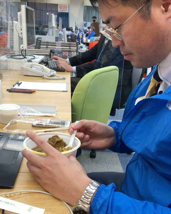 林輝彦のインスタグラム：「デスクが隣の片山先輩。 今日のお昼はカレーライスです🍛 食リポ勉強になります、、、 今日の午後11時10分からのスポパラを是非宜しくお願い致します🤲 #静岡朝日テレビ#スポパラ #片山真人#隣は#林輝彦」