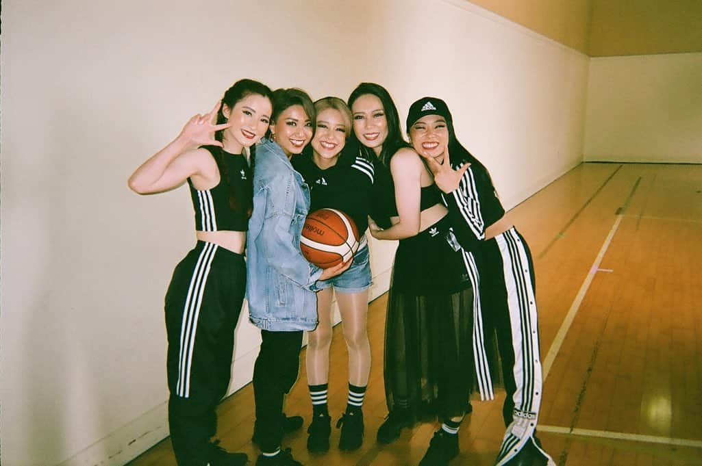 SAKURAさんのインスタグラム写真 - (SAKURAInstagram)「@alvark_tokyo_cheerleader  girls 🖤🖤🖤 　 今週末は京都はんなりーず戦🏀🔥   #アルバルク東京 #アルバルクチアリーダー #おさくふぃるむ」11月5日 13時19分 - sakura_____julia