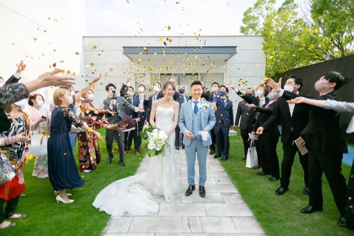 結婚式場ブランレヴュー宇都宮アクアテラスのインスタグラム：「. 写真映え間違いなし！ コンフェッティシャワー✳︎ ⁡ ゲストと一緒に作り上げる一枚の写真 キラキラしたコンフェッティシャワーの中で 心からの笑顔を見せる新郎新婦様が とっても印象的なシーンです❤︎ ⁡ ⁡ --------------------------------------- ⁡ ＼𝟮𝟬𝟮𝟮年も人気！空き日程わずか／ 　【貸切だからゲストも安心】 ◆𝟭日𝟭組完全貸切の結婚式も可！◆ ⁡ ---ウエディングパーク口コミ評価--- 　　*栃木県口コミ総合ランキング* 　　　　　★☆第一位！☆★ 　ナチュラル部門𝟭位/スタッフ部門𝟭位 ⁡ ----------------------------------------- ⁡ 公式𝗵𝗽では沢山の結婚式をご紹介しております☺︎＊ ⁡ 大人数の結婚式、少人数の結婚式、 フォトウエディングなどおふたりらしい結婚式を♩ ⁡ プロフィールの𝘂𝗿𝗹からご覧いただけます！ @𝗯𝗹𝗮𝗻𝗰𝗿𝗲𝘃𝘂𝗲_𝘄𝗲𝗱𝗱𝗶𝗻𝗴」