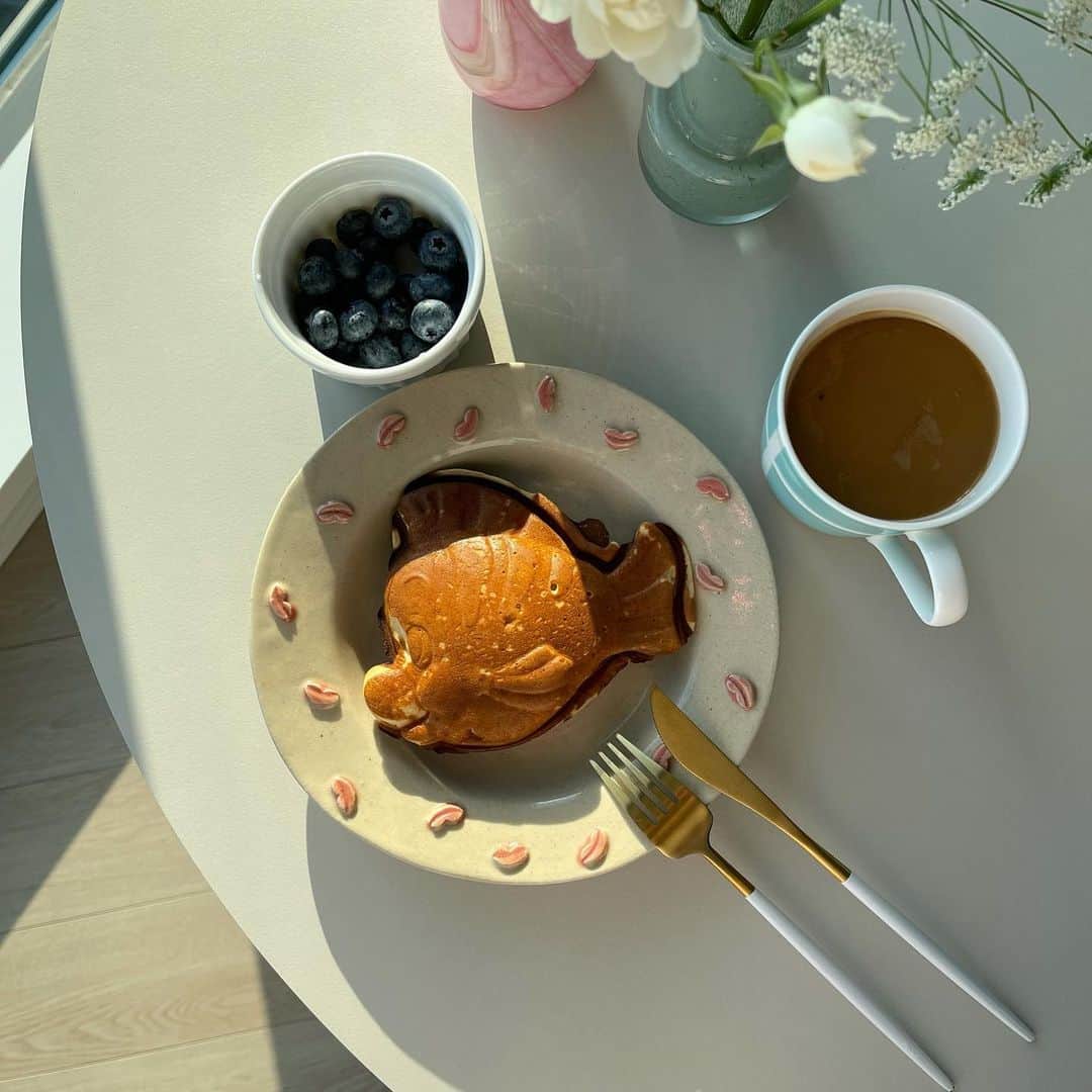 ひよんのインスタグラム：「🥣🍯☀️  フランダーパンケーキとブルーベリー🥞🫐」