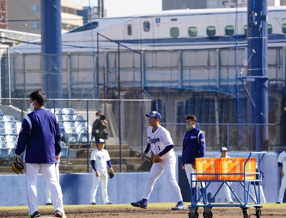 中日ドラゴンズ【公式】さんのインスタグラム写真 - (中日ドラゴンズ【公式】Instagram)「京田選手が一時間ノック  #京田陽太 #新幹線 #秋季キャンプ #ドラゴンズ」11月5日 14時08分 - chunichidragonsofficial