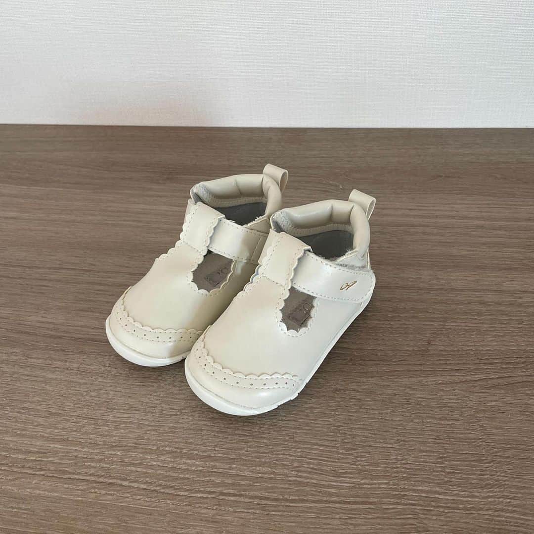 藤澤恵麻さんのインスタグラム写真 - (藤澤恵麻Instagram)「次女がつかまり立ちをするようになり、外でも歩けるようにファーストシューズを用意しました。  選んだのは、初めて歩く赤ちゃんの足のことを考えてデザインの細部までこだわりが詰まった10mois（ディモワ）のファーストシューズ。  私の手のひらに収まるサイズの小さな靴が、なんとも言えず可愛いく、ストラップにイニシャルの刺繍を入れてみました。  この靴を履き、姉妹で手を繋いで歩けるようになる日が待ち遠しいです。  #恵麻 #ema #ベビー #赤ちゃん #ファーストシューズ #10mois #ディモワ #baby #firstshoes #babyshoes #可愛い #小さい」11月5日 14時17分 - ema_fujisawa_official