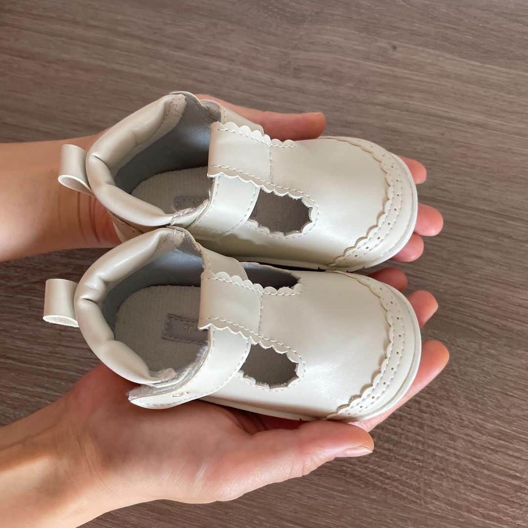 藤澤恵麻さんのインスタグラム写真 - (藤澤恵麻Instagram)「次女がつかまり立ちをするようになり、外でも歩けるようにファーストシューズを用意しました。  選んだのは、初めて歩く赤ちゃんの足のことを考えてデザインの細部までこだわりが詰まった10mois（ディモワ）のファーストシューズ。  私の手のひらに収まるサイズの小さな靴が、なんとも言えず可愛いく、ストラップにイニシャルの刺繍を入れてみました。  この靴を履き、姉妹で手を繋いで歩けるようになる日が待ち遠しいです。  #恵麻 #ema #ベビー #赤ちゃん #ファーストシューズ #10mois #ディモワ #baby #firstshoes #babyshoes #可愛い #小さい」11月5日 14時17分 - ema_fujisawa_official