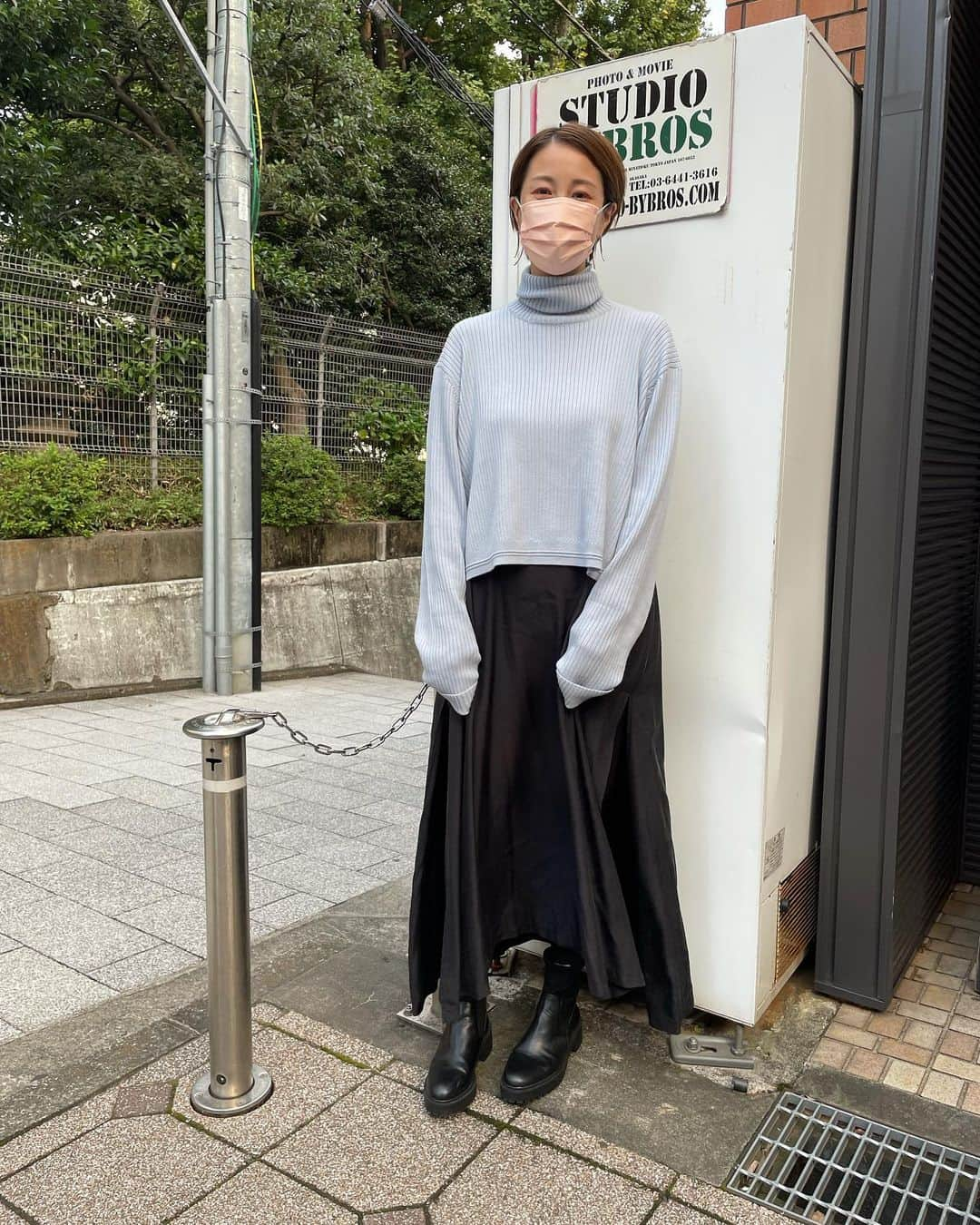 田中美保さんのインスタグラム写真 - (田中美保Instagram)「私服… ニット🧶ってあまり着ないのですが(チクチクと暑くなるから苦手) 色に一目惚れしたので… しかもチクチクしなかった😳 あと袖が長くて好き🥺 @wcashmere.official   @mikomori_official  のワンピースの上にサラッと着てみたらいい感じ🤩  靴は　@hm   いつも黒い服が多いけど綺麗色が入ると印象も変わるし顔色も明るくなるなぁ🧏‍♀️  #私服」11月5日 14時28分 - miho12tanaka