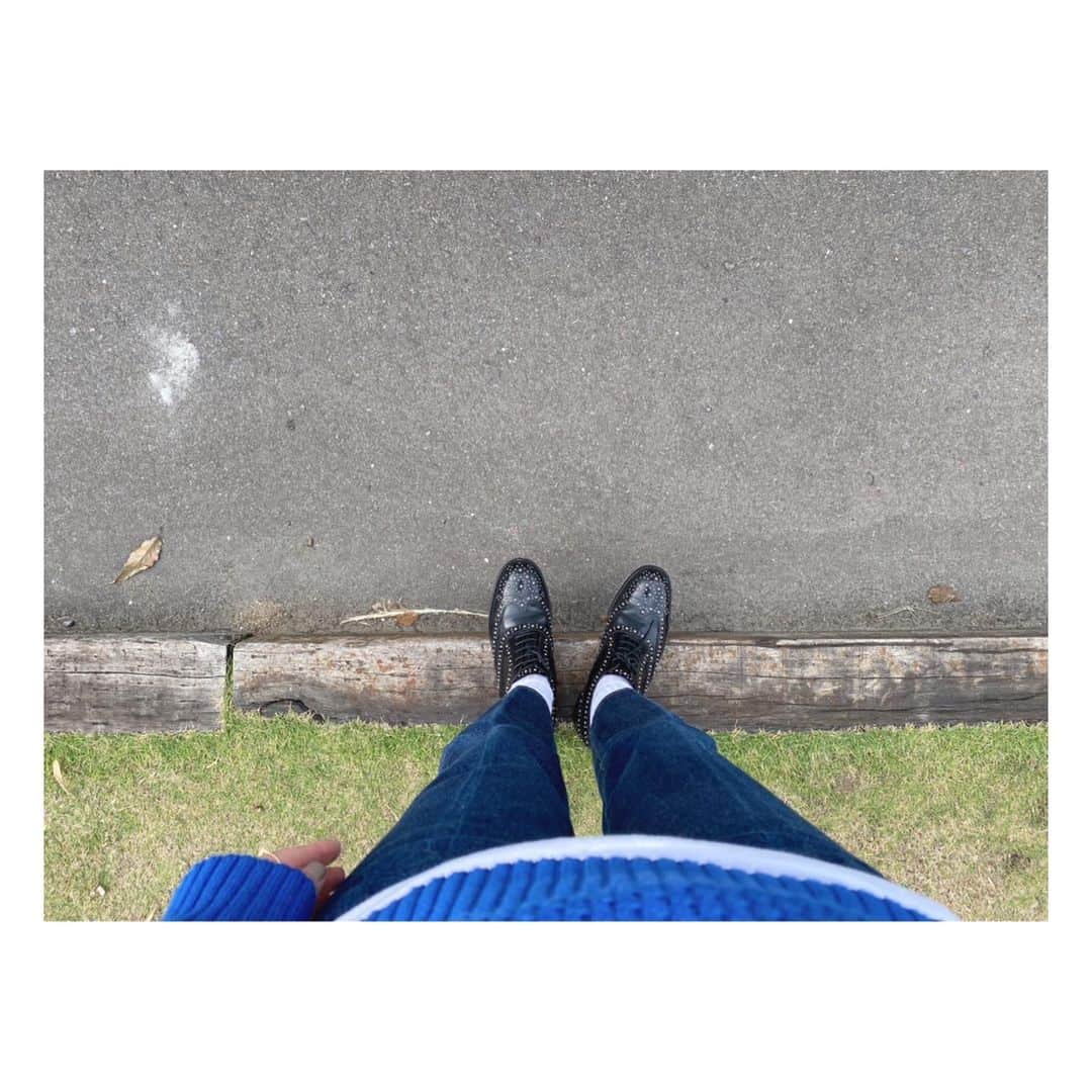 伊藤舞さんのインスタグラム写真 - (伊藤舞Instagram)「💙🤍 ニットと靴下の季節がやってきました。 . 外の中継は風がひんやりしています。 . . #おじさんコーデ  #おじ靴 #靴下 #海沿いは風が冷たい #churchs #shinzone  #stevenalan #beautyandyouth  #hanes」11月5日 14時44分 - maiito_fbs