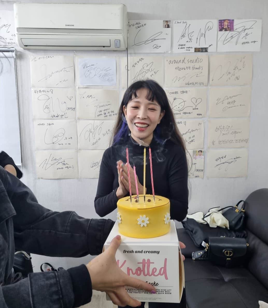 BoAのインスタグラム：「감사합니당~~🙏 나이만 먹네요~~🤭 아핫~ 빙구웃음~🤣」