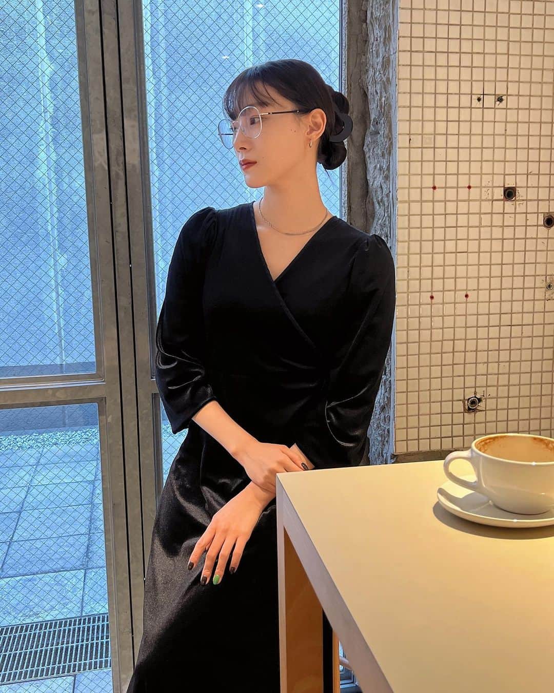 江田友莉亜のインスタグラム：「黒のベロアのワンピースで たまにはdressyに @holidayandholiday_official 🐈‍⬛🖤  📷 by @erinadawkins」