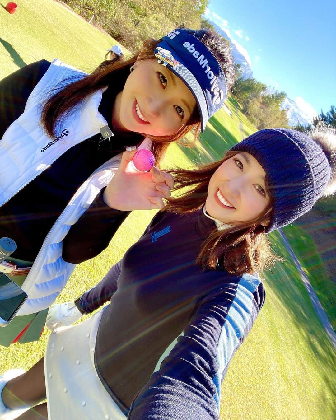 ガランダサーさんのインスタグラム写真 - (ガランダサーInstagram)「⁡ 軽井沢へ女子旅ゴルフ🏌️‍♀️🍁 ⁡ 夏に予約したから、 涼しいところでゴルフできる〜♩ ってウキウキだったけど、 10月末の軽井沢極寒すぎた⛄️ ⁡ 一足お先に真冬ゴルフを味わってきましたとさ🤣❄️ ⁡ ❤︎ニット帽 @lanvin_sport_official  ⁡ ❤︎トップス @lanvin_sport_official  ⁡ ❤︎スカート @srixonbydescente」11月5日 15時01分 - garanda_golf