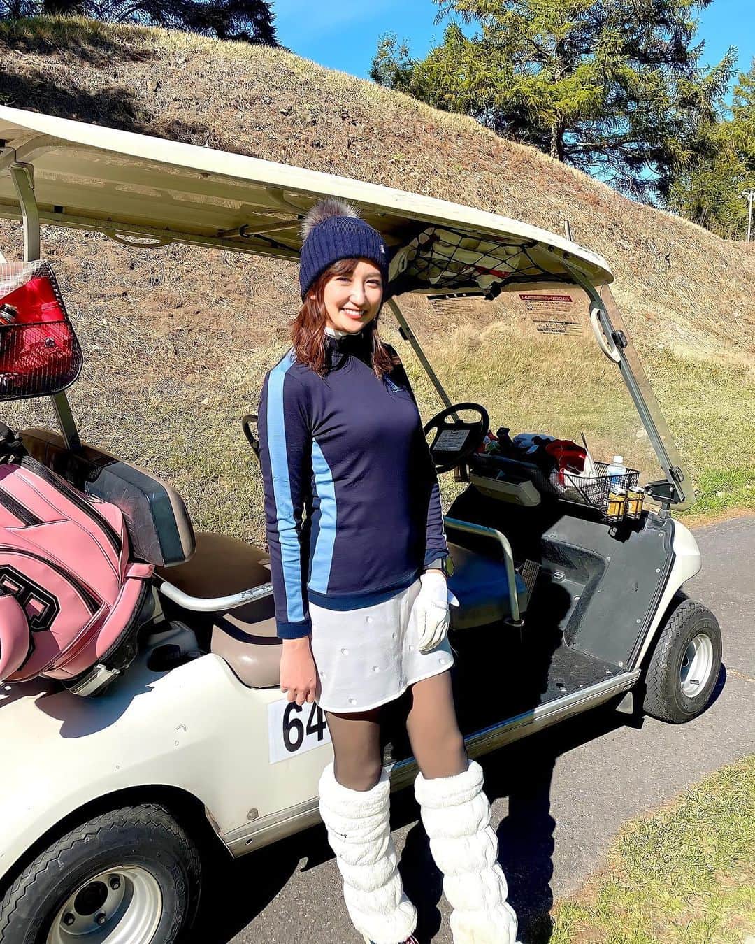 ガランダサーのインスタグラム：「⁡ 軽井沢へ女子旅ゴルフ🏌️‍♀️🍁 ⁡ 夏に予約したから、 涼しいところでゴルフできる〜♩ ってウキウキだったけど、 10月末の軽井沢極寒すぎた⛄️ ⁡ 一足お先に真冬ゴルフを味わってきましたとさ🤣❄️ ⁡ ❤︎ニット帽 @lanvin_sport_official  ⁡ ❤︎トップス @lanvin_sport_official  ⁡ ❤︎スカート @srixonbydescente」