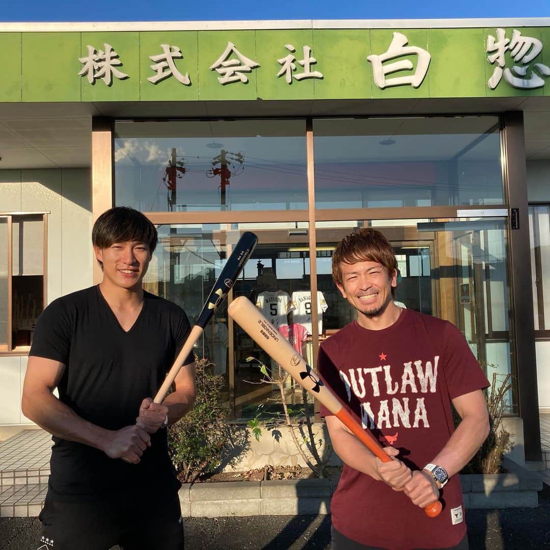 柳田悠岐のインスタグラム：「松田さんとアンダーアーマーのバット工場にお礼の挨拶にお邪魔しました！ #バット工場  #アンダーアーマー」