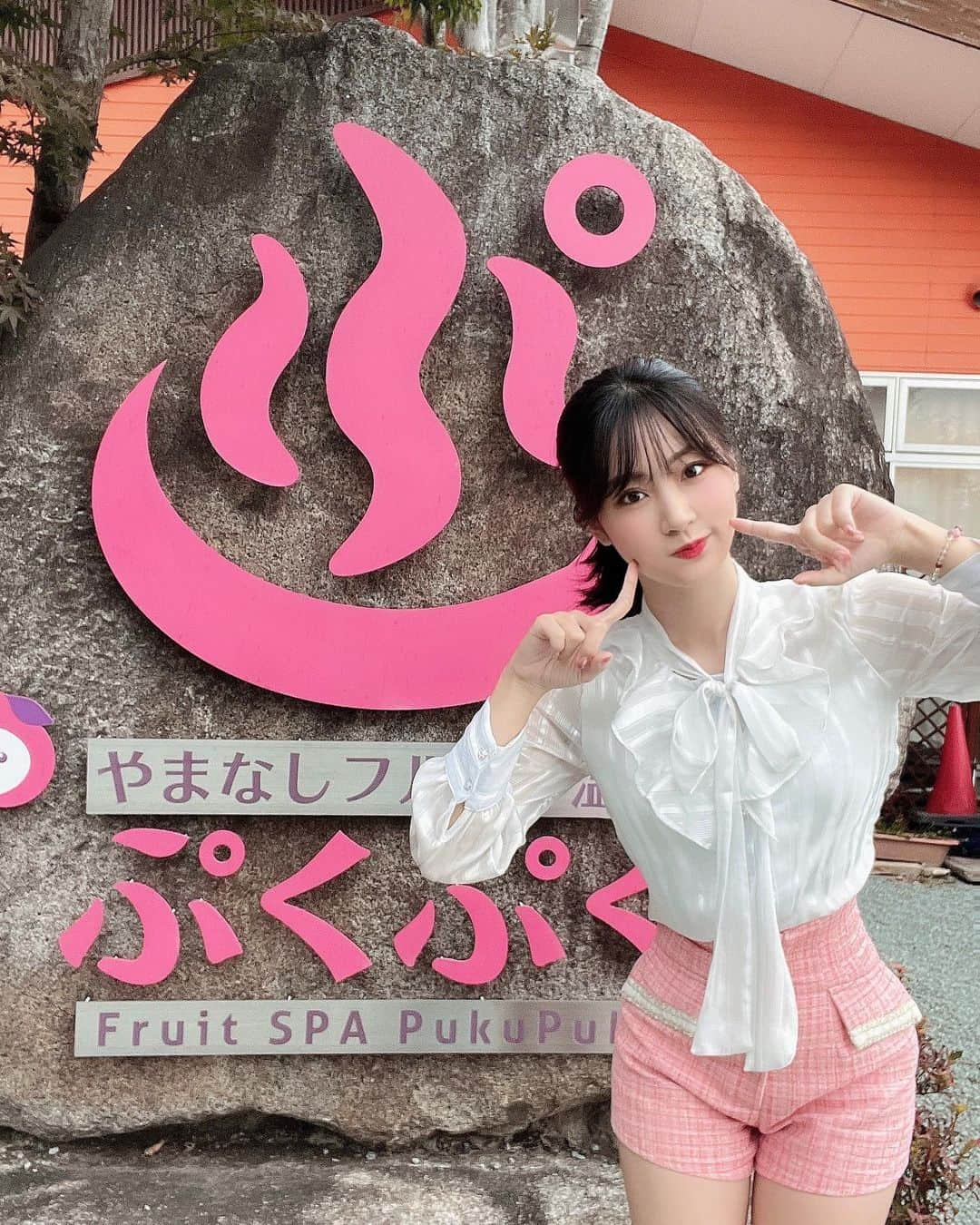 伊藤愛梨さんのインスタグラム写真 - (伊藤愛梨Instagram)「『やまなしフルーツ温泉ぷくぷく』に入ってきました♨️ ⁡ 源泉名　万葉温泉 泉質の特徴はpH9.3の無色透明、四大美人泉質とも言われるアルカリ性単純温泉です（他の3つは炭酸水素塩泉、硫黄泉、硫酸塩泉） 程よいアルカリ性泉質は刺激も少なく、お肌に優しく、お風呂上がりはツルツルに✨ 溶存物質も多すぎないので湯あたりの心配がないのでドライブの休憩に最適です✨ 入浴してると足の浮腫みや疲れが緩和されていく感じがしました🥺  山梨といえばパワースポットとしても有名で、いたる場所でパワーストーン 専門店があります🪨 ぷくぷくでは大きなハート型ローズクォーツの露天風呂が女性限定で(男風呂入れないからわからない😅)オブジェがありました♡ 私もパワーストーン が大好きで、ローズクォーツは美容、恋愛運となにかと女性の味方になってくれると言われてるストーン です🌹山梨の大地が生んだ温泉とパワーストーン 、フルーツで開運と美容を同時に吸収できるとっても素敵な温泉施設でした✨ 施設の入り口に開運お試しスポットが山梨の壮大な景色とともに楽しめます🙏✨  ⁡ 山梨といえばフルーツ！ということで四季折々のフルーツが露天温泉にプカーっと浮かんでます🎃 ちょうどハロウィンの時期だったのでカボチャが浮かんでて可愛いかったです🎃 カボチャは無臭でしたが、時期によっては、りんご・かりん・晩白柚・ゆず・レモン・パイナップル・河内晩柑など、フルーティーな香りが出るフルーツの温泉の時もあるそう…！ 行ってみてのお楽しみですね⭐️  💰入館料💰 一般 大人	880円 一般 小人 （中学生以下）	440円 山梨県民 大人	770円 山梨県民 小人 （中学生以下）	380円 (浴室内、露天風呂の写真はHPから) #あいりんまるの温泉紹介  ⁡ ⁡ ⁡ 🍁11月予定🍁 14日はなまる撮影会東京　 21日はなまる撮影会大阪 ⁡  #like #gravure #tokyo 　#ootd #style #sexybody #撮影会#sexyhot #instagravure #맞팔 #tagsforlikes #东京  #ulzzanggirl  #イケ尻　#asiangirls  #ボディメイク  #グラドル　#日本一の尻美人#ヒップアップ　#尻トレ　#美尻　#池尻愛梨　#イケてる尻のジリちゃん　#温泉ソムリエ　#温泉グラドル　#やまなしフルーツ温泉ぷくぷく　#温泉　#ぷくぷく温泉　#山梨温泉　#温泉グラドル」11月5日 15時57分 - ilovely1007_