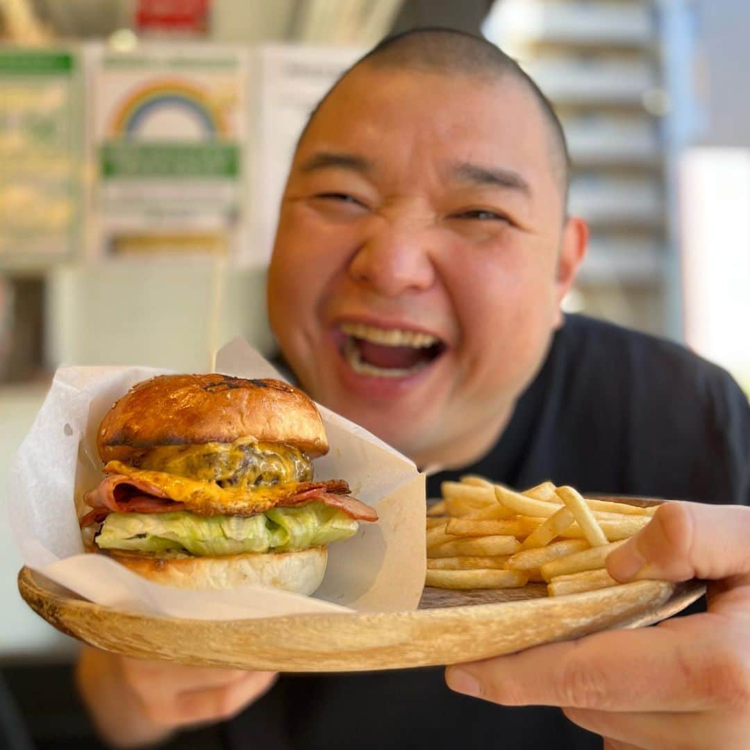 内山信二のインスタグラム：「やっぱり煩悩に勝てない、、、😅  ハンバーガー🍔うま山〜」