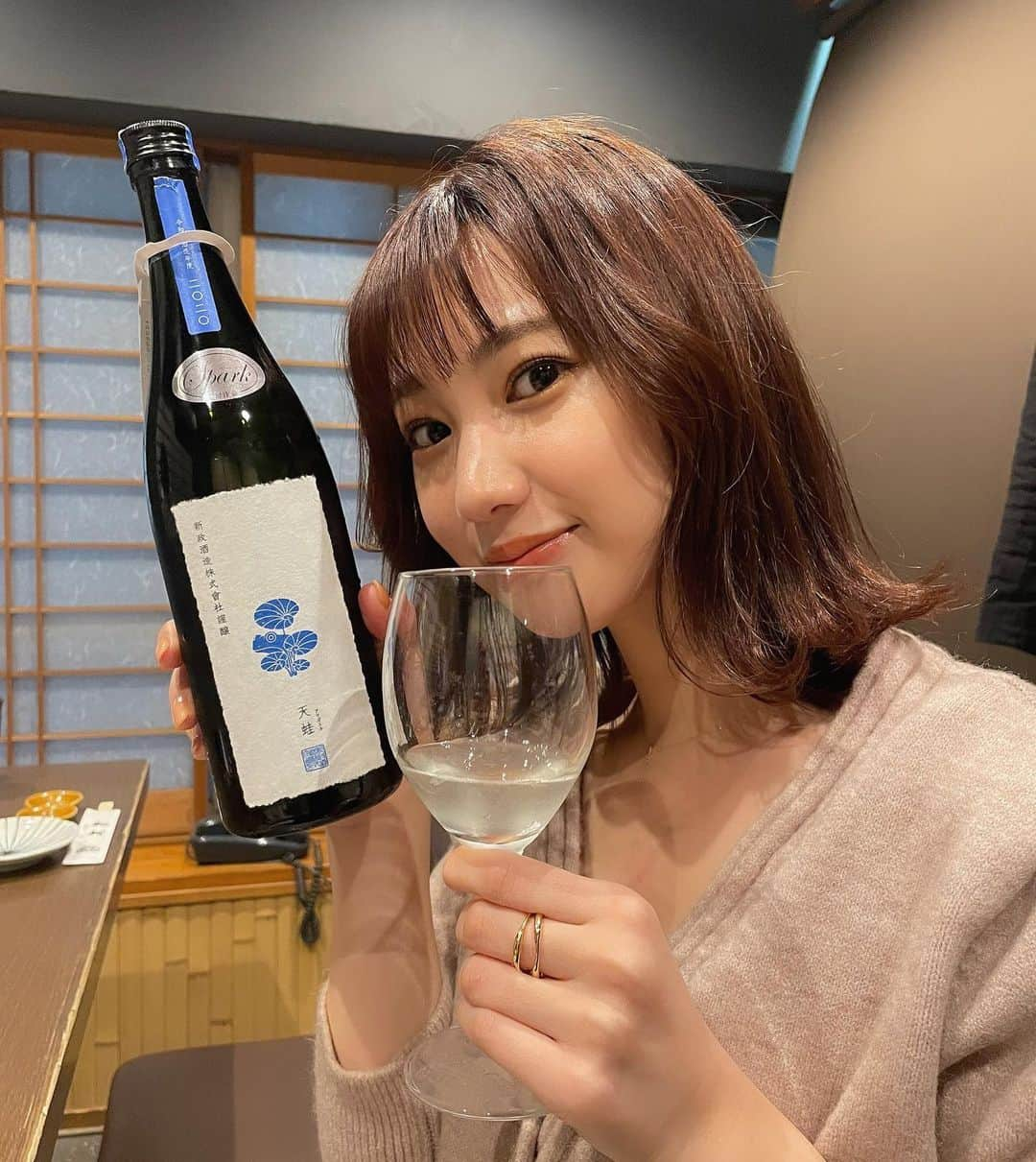 高野祐衣さんのインスタグラム写真 - (高野祐衣Instagram)「ほぼジュース♡ 乾杯にぴったりだよ🥂✨ ⁡ ⁡ #日本酒　#日本酒女子 #天蛙　#秋田県　#新政酒造　 #唎酒師　#酒ディプロマ」11月5日 17時07分 - yuipooon12_06