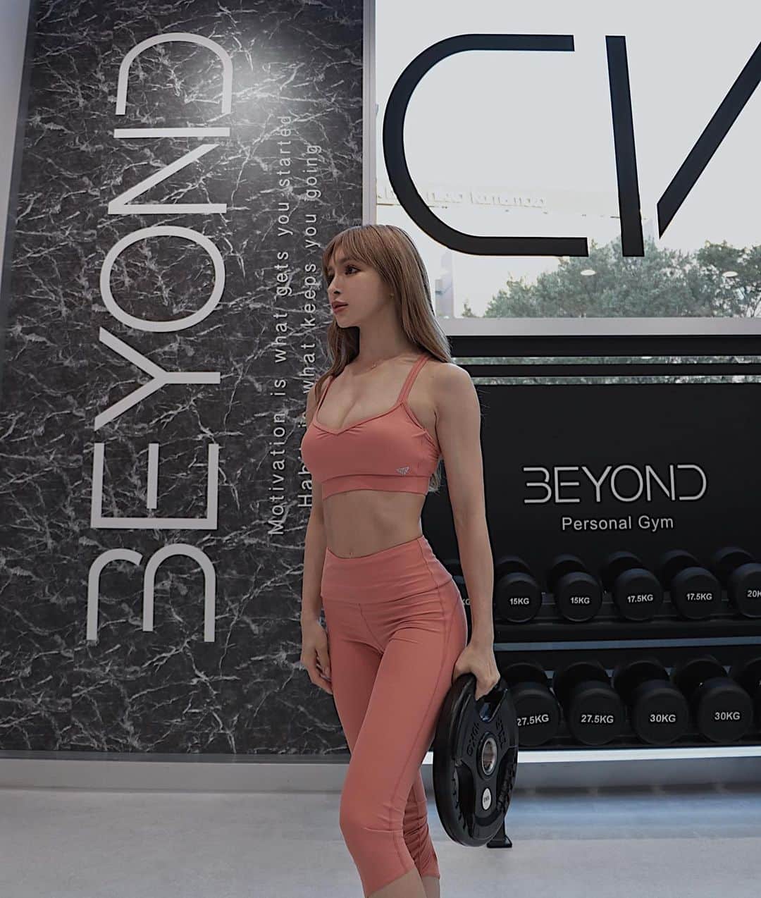 小原優花のインスタグラム：「私がパーソナルトレーニングで通っているBEYONDさん《 @beyondgym 》の九州初となる✨熊本店✨《 @beyondgym_kumamoto 》で先月オープン記念イベントがありました🥰🖤  熊本・小倉と2日間、抽選で公開パーソナルやIRALのポップアップストアなどをさせて頂きました❣️☺️  ご応募下さいまして、当日遠方からも足を運んでくださった皆様、本当にありがとうございました！！🙇‍♀️💗💗✨ 初めましての方も、久々に再会する方もいてとっても楽しいひとときでした🥺💕💕💕  熊本店は、ガラス張りで開放感のあるトレーニングエリアと、綺麗なロッカー・シャワールームに加えて、女性に嬉しいパウダールームも完備💜😍  ここが貸切でトレーニングできちゃう最高の環境です👏🏻🥺💕 一人でも通いやすく、広いのでご家族、友達やカップルでも楽しくパーソナルを受けられます🏋🏼‍♀️✨  私も一人でトレーニングするより、パーソナルでトレーナーさんと目標を掲げて続けていくのが楽しくて、大会に出るでないに関わらずボディメイクのためにずっと通っています💪🏻💓✨✨  ５枚目は熊本店の笑顔が素敵な優しいトレーナーさんのお2人と👬🍀  熊本店のお近くのエリアにお住まいの方はぜひ、無料体験してみてください🔥😆❤️ ▼ ▼ BEYOND熊本店  @beyondgym_kumamoto   #gym #パーソナルジム #パーソナルトレーニング #workout #fitness #training #beyond #ビヨンド #熊本 #iral #アイラル」