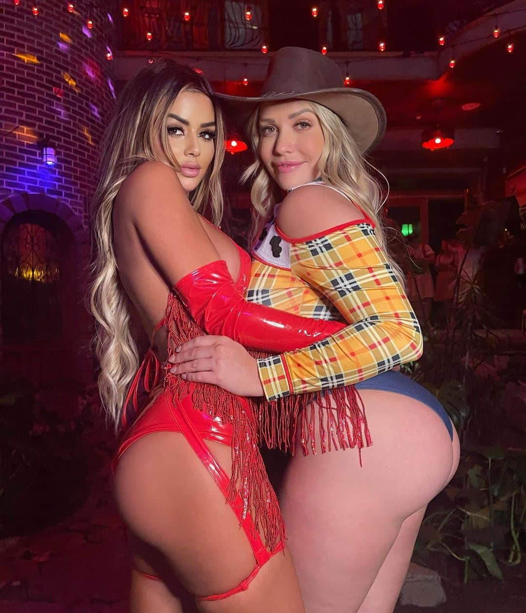 Julianneさんのインスタグラム写真 - (JulianneInstagram)「“A cowgirl & Sheriff Woody enter a castle when ________.” finish the sentence.. Funniest comment gets a follow back 🥰」11月6日 3時39分 - juli.annee