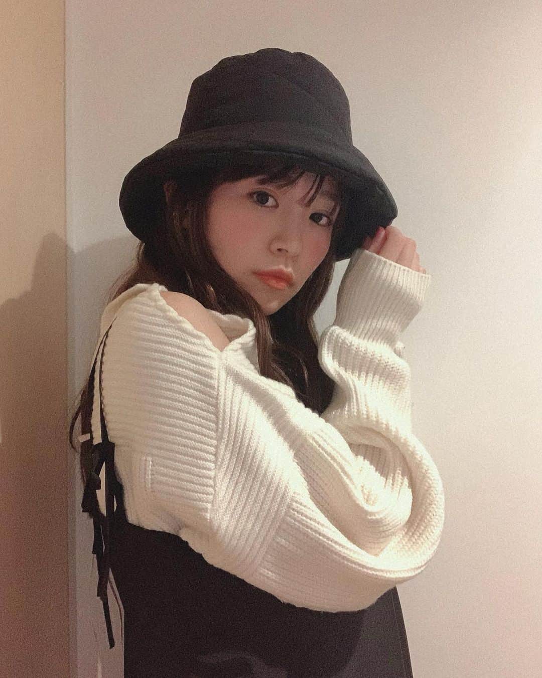 菜乃花のインスタグラム：「♡♡  帽子が好きです。 さっ！と外に出かけられるから。笑  メンテナンス系ってベッドに横になるから髪型崩れるし、 サウナの帰りとかも髪適当に乾かしちゃうし、 ってことで楽ちんだから基本かぶってるんです。帽子。  夏にスケスケの黒いバケットハットをかぶってたんですけど 今日 @milaowen_official で冬っぽいの見つけたので買いました！  ダウンみたいにちょっとふかふかしてていい感じです。」