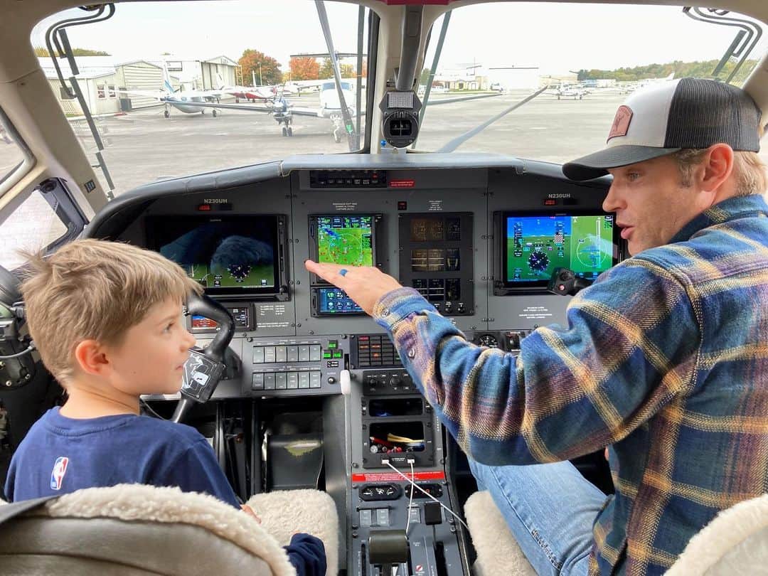 マイク・ヴォーゲルのインスタグラム：「When I was his age, I would have given everything to have access to anything with an engine and wings.  None of my kids have been bitten by the flying bug, as I had hoped, but there is still time, and, hopefully, many more flights ahead.  #startemyoung #flyboys」