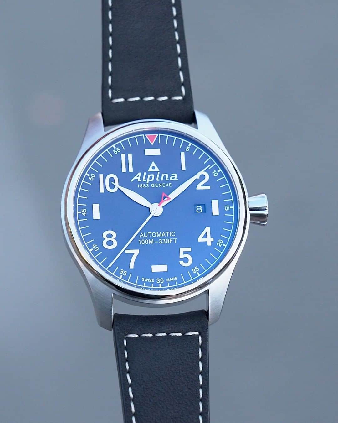 Alpina Watches Japanのインスタグラム：「視認性の高さと美しいルックスを両立した、スタイリッシュな文字盤が魅力 ㅤㅤㅤㅤㅤㅤㅤㅤㅤㅤㅤㅤㅤ ハッキリと大きなアラビア数字が並ぶシンプルなデザインに、黒×白のコントラストの強い配色。パイロットウォッチとしての視認性の高さを追求するがゆえに生まれた、まさに機能美を体現した一本です。カーブドサファイアクリスタルの風防には無反射コーティングをほどこし、時間をより確認しやすくしています。 ㅤㅤㅤㅤㅤㅤㅤㅤㅤㅤㅤㅤㅤ 《スタータイマー パイロット オートマチック》 AL-525NN4S6 ¥106,700 (税込) 自動巻き、10気圧防水、レザーストラップ . . . . . . #Alpina #AlpinaWatchesJapan #swissmade #swisswatch #watch #wristwatch #sportwatch #outdoor #startimer #pilot #アルピナ #アルピナウォッチ #スイス時計 #時計 #腕時計 #スポーツウォッチ #アウトドア #時計好きな人と繋がりたい #スタータイマー #パイロット #機械式時計」