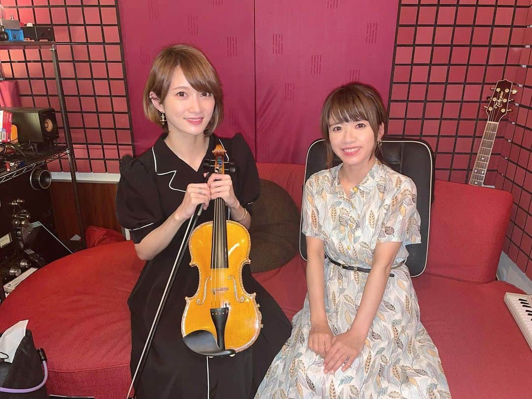 藤田麻衣子のインスタグラム：「New album「忘れられない人」から、『人魚姫』のバイオリンを弾いてくださったAyasaさんと📷数年前にライブを拝見したことがあり、今回『人魚姫』の情熱的なアレンジの中で、泳いでもらえるような気がしてお願いしました。とても素敵な演奏をありがとうございました✨ MVはこちら→https://youtu.be/bk-tqBCfnCg  #Ayasa #人魚姫」