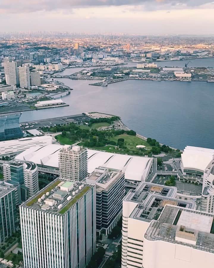 横浜ロイヤルパークホテルのインスタグラム：「. マジックアワーのみなとみらい。 70F スカイラウンジ「シリウス」からは、東京から千葉まで見渡せる圧巻のビューが広がります。  #横浜ロイヤルパークホテル  #yokohamaroyalparkhotel」