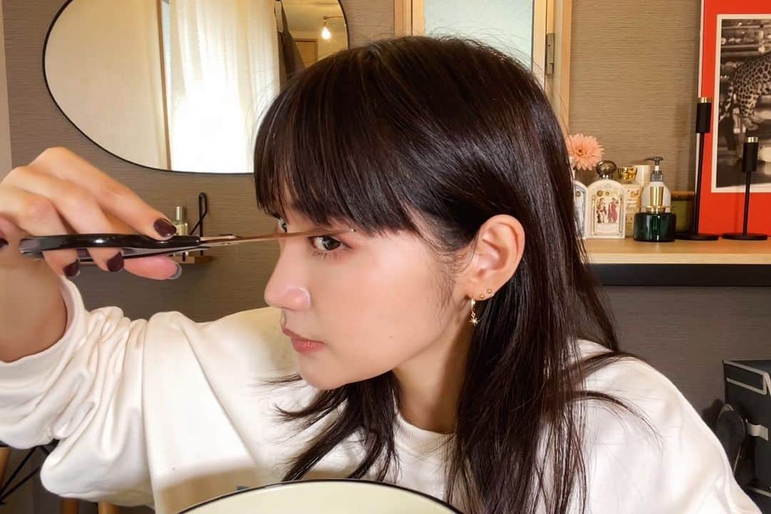 柳橋唯さんのインスタグラム写真 - (柳橋唯Instagram)「今宵のYouTubeは ソクジンとデートするためのGRWMです #拗らせ末期 #お気を確かに  好きな色が偏ってるため仕上がりはいつも変わりませんが← 冬メイクに新作アイシャドウやリップが導入されております  肌の治安荒れ放題の34歳女が ソクジンとデート出来る姿になるまでをどうぞお見届けください #6枚目の真実 #正確にはもうすぐ35歳  #YouTubeへはプロフィール欄から」11月5日 20時39分 - yui.yanagihashi