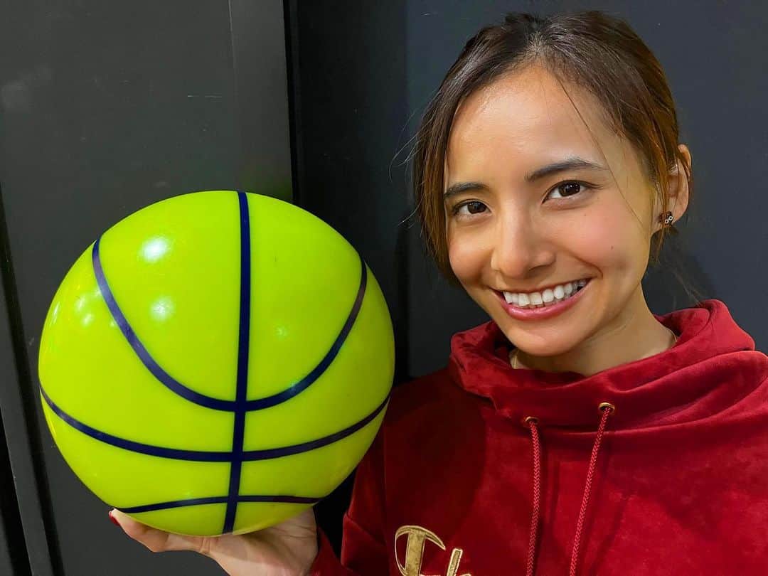 佐野千晃のインスタグラム：「⁡ 久しぶりのボーリング🎳 ⁡ 爪が短くなったのでちょーど良いなーと思って行ってみた🤤 ⁡ めちゃくちゃ楽しいやん、、、笑 ⁡ スコアは、、、、、 ⁡ YouTube見てくださいな← ⁡ #run #running #marathon #フルマラソン #マラソン #マラソン女子 #人生自由自在 #走る女子 #ファッション #ウェア #楽しく走る #ランニング #ジョギング #ボーリング #楽しい」