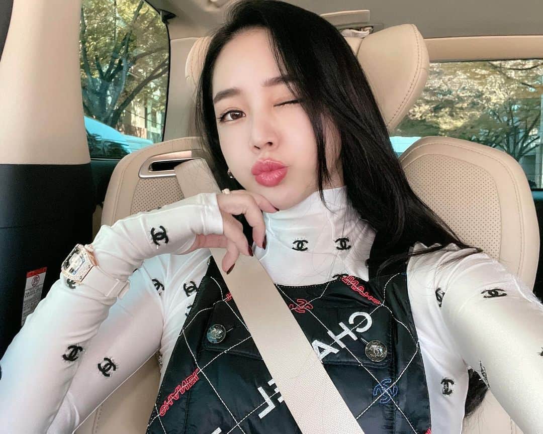 megbabyのインスタグラム：「お誕生日のお祝いコメントやメッセージありがとうございます🖤  たくさんの愛でまた1年がんばれます❤️  今日オフィスでも　@megood__beauty チームがお祝いをしてくれました🎂💚  チームのみんな一人一人が私の家族で大切な仲間で、 ほんとにみんないい子で愛おしくて、面白くて🤣 今日改めてみんなが産まれてきてくれて、 メグッドのチームになってくれてありがとうと思いました🙇🏻‍♀️  そして、今日退社で韓国へ戻ってしまうスタッフがいたのですが彼女から 「何もできない私に成長する機会を下さってありがとうございます」 とLINEをもらって、 何もできないのは私でスタッフのみんなに支えられてるに、ほんとに感謝のきもちでいっぱいになりました😭  @megood__beauty は更に大きくなります。 こんな私ですが一緒に働きたい！という仲間はいつでも待っています🥺💕」