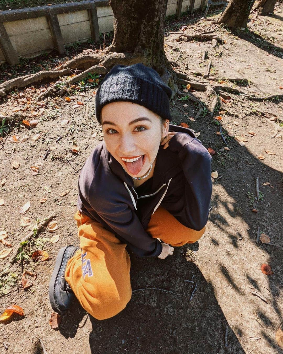 AMIのインスタグラム：「公園でポカポカぁ〜📸🎞🤎🍁」