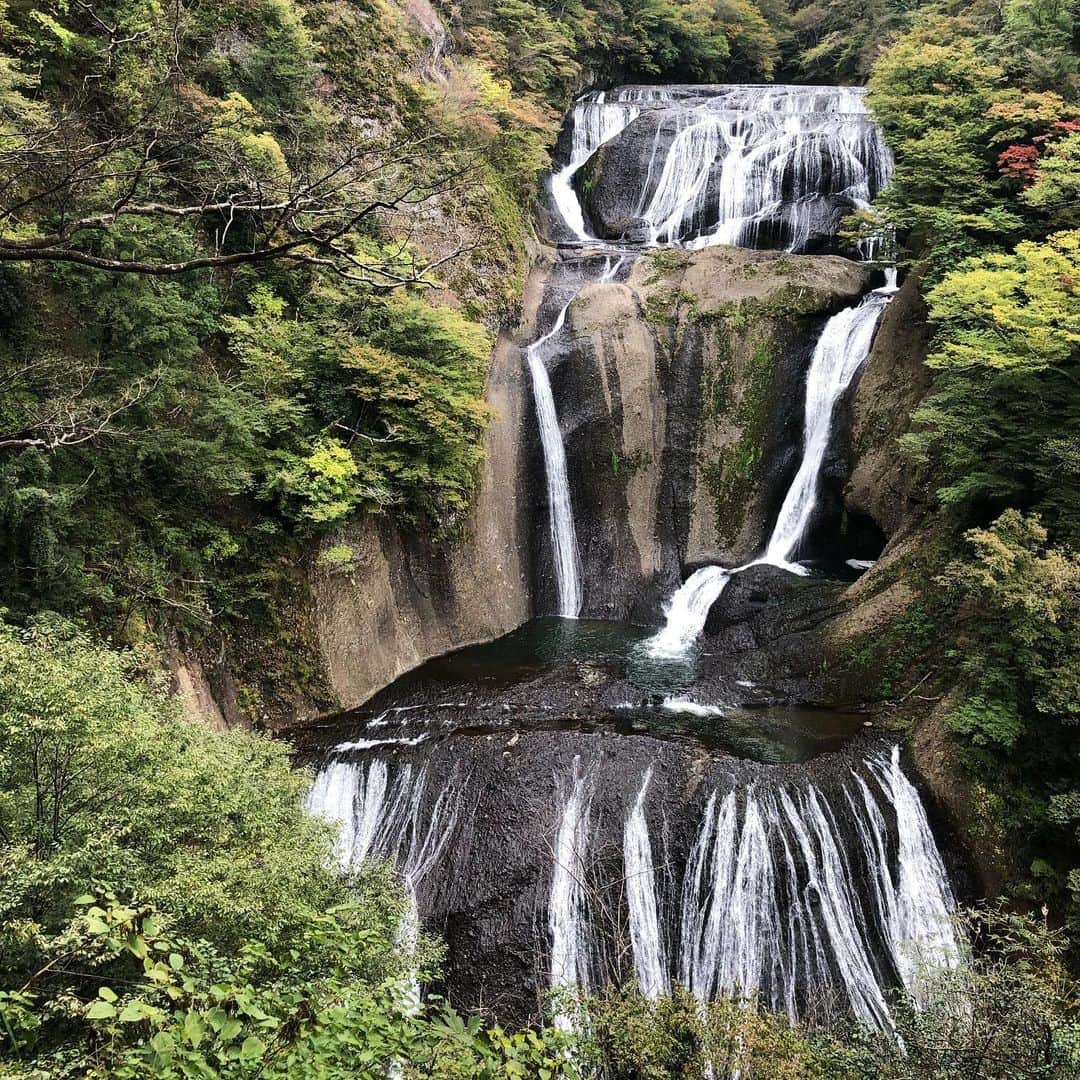 まゆみさんのインスタグラム写真 - (まゆみInstagram)「#⛰️❤️   袋田の滝を終着点にハイキング🥾  この美しい滝をみるなら 山から降りていくことをオススメします⛰✨ 少しづつみえてくる滝をみながら正面へ。様々な角度から「四度の滝」のいろんな表情が楽しめます🍁  .  うふふ👟 おかげさまで変わらず愉快にすごしております♪  山楽しいよねえ🌳✨  .  道具好きにはたまらない🤤 あーヤバい 🪛🥾👕🎒🧢🏕🙉  .  #袋田の滝 #ハイキング #袋田ハイキング #やますき #道具ずき」11月5日 21時06分 - may.mayumi