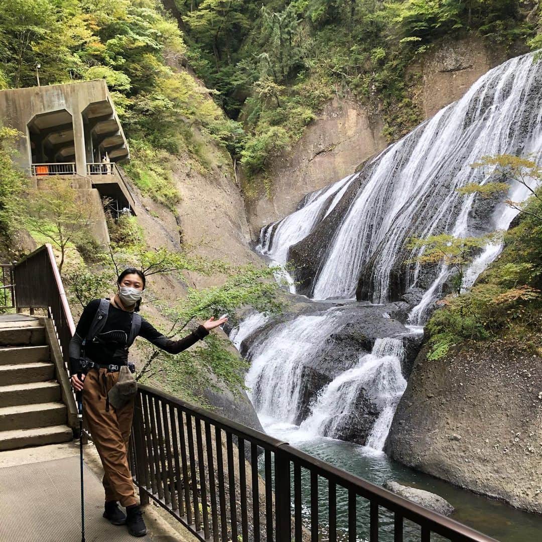 まゆみのインスタグラム：「#⛰️❤️   袋田の滝を終着点にハイキング🥾  この美しい滝をみるなら 山から降りていくことをオススメします⛰✨ 少しづつみえてくる滝をみながら正面へ。様々な角度から「四度の滝」のいろんな表情が楽しめます🍁  .  うふふ👟 おかげさまで変わらず愉快にすごしております♪  山楽しいよねえ🌳✨  .  道具好きにはたまらない🤤 あーヤバい 🪛🥾👕🎒🧢🏕🙉  .  #袋田の滝 #ハイキング #袋田ハイキング #やますき #道具ずき」