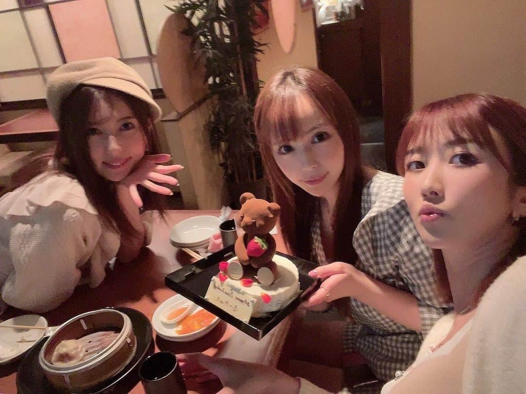 波多野結衣さんのインスタグラム写真 - (波多野結衣Instagram)「るーちゃんのお誕生日お祝いに中華料理食べに行ったよ🍴✨  北京ダック大好きなんだけど、いつ食べても美味しい〜😭❤️  くまさんの可愛いケーキでお祝いしました🧸💓 るーちゃん素敵な年を過ごしてね！🥳🎉 . . #佳苗るか生誕祭 #happybirthday #誕生日お祝い  #サプライズケーキ  #くまのケーキ  #中華料理 #北京ダック  #小籠包  #佳苗るか  #大槻ひびき  #波多野結衣」11月5日 21時07分 - hatachan524