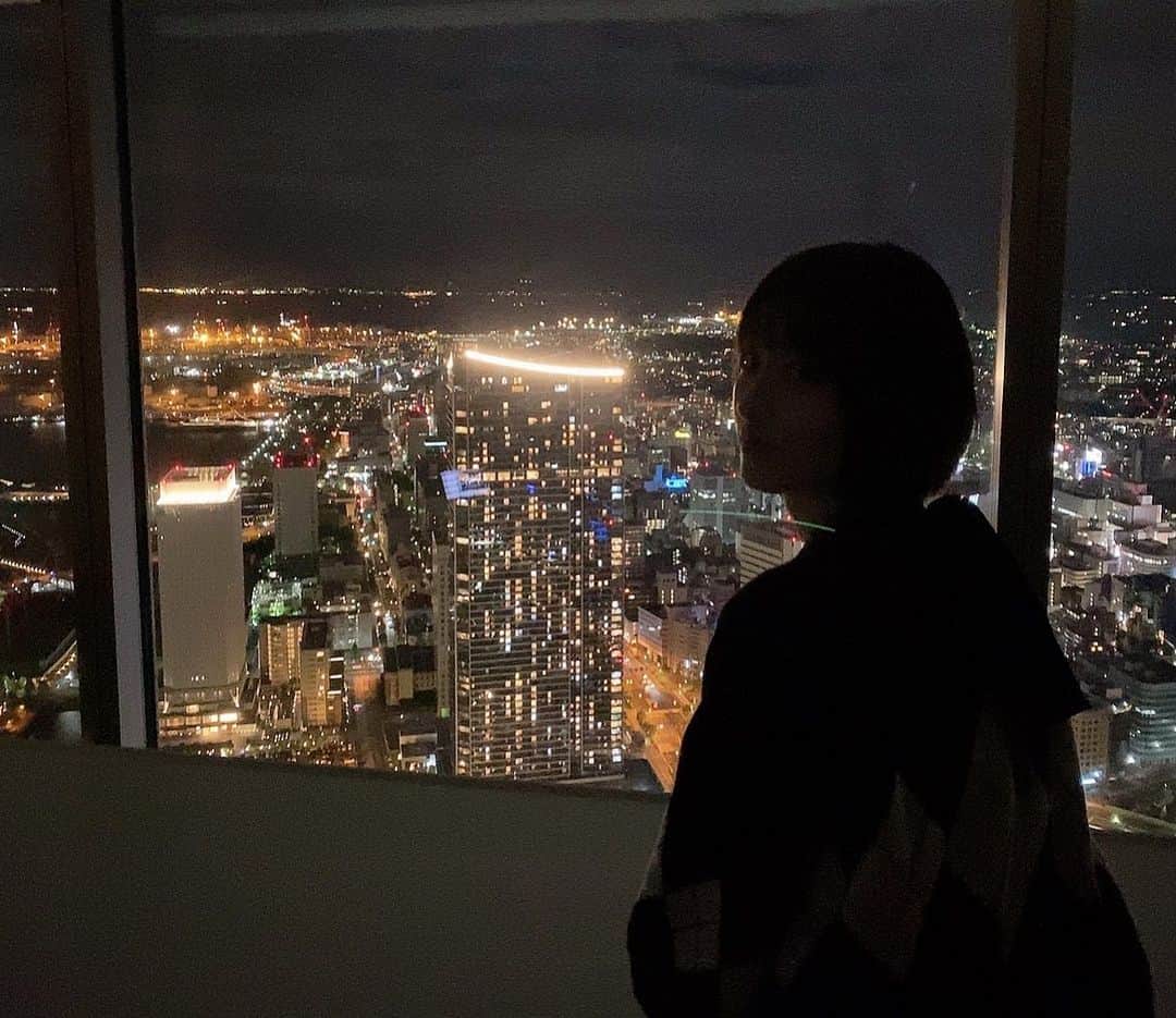 塩見珠希のインスタグラム：「🎡🎢🌼 1年以上行きたかったホテルだけど 夜景全く関係ない動画撮ってきました」