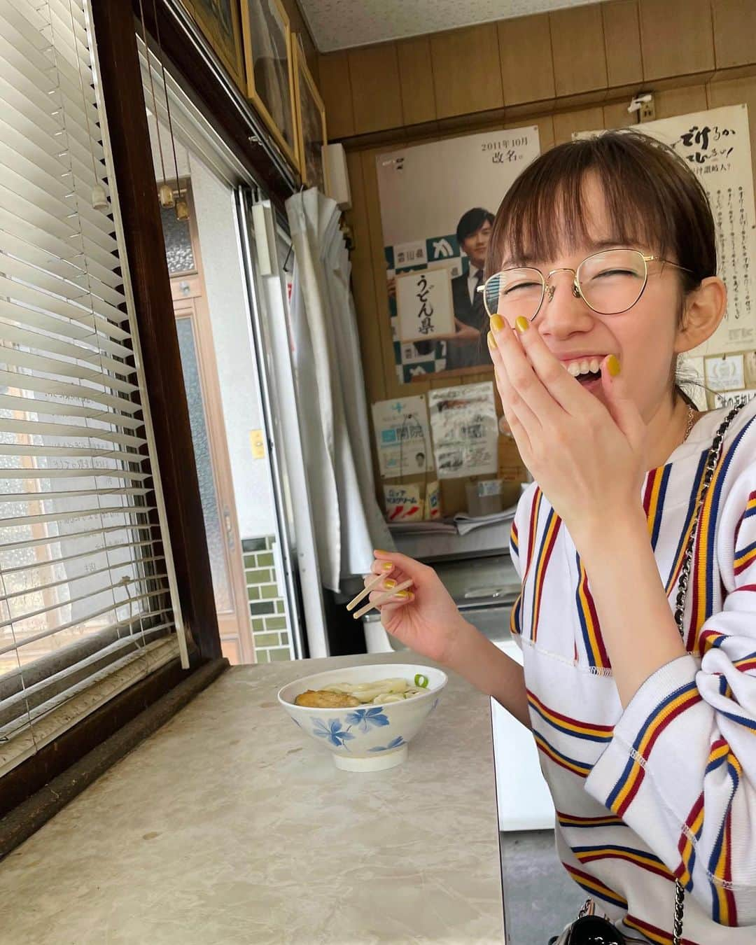 佐藤栞里さんのインスタグラム写真 - (佐藤栞里Instagram)「. 香川県にお邪魔しました☺︎ お仕事の前に念願の朝うどんを！ とぅるんとぅるんでコシもしっかりあって なんてったってぐいっと一気飲みできるくらい 美味しいお出汁にも感動して、、🥺 朝から元気がみなぎりますなあ。 お土産もたくさん買ったので しばらくはうどん生活になりそうです☺️幸 #うしろに千住さんちらり😳」11月5日 21時56分 - satoshiori727