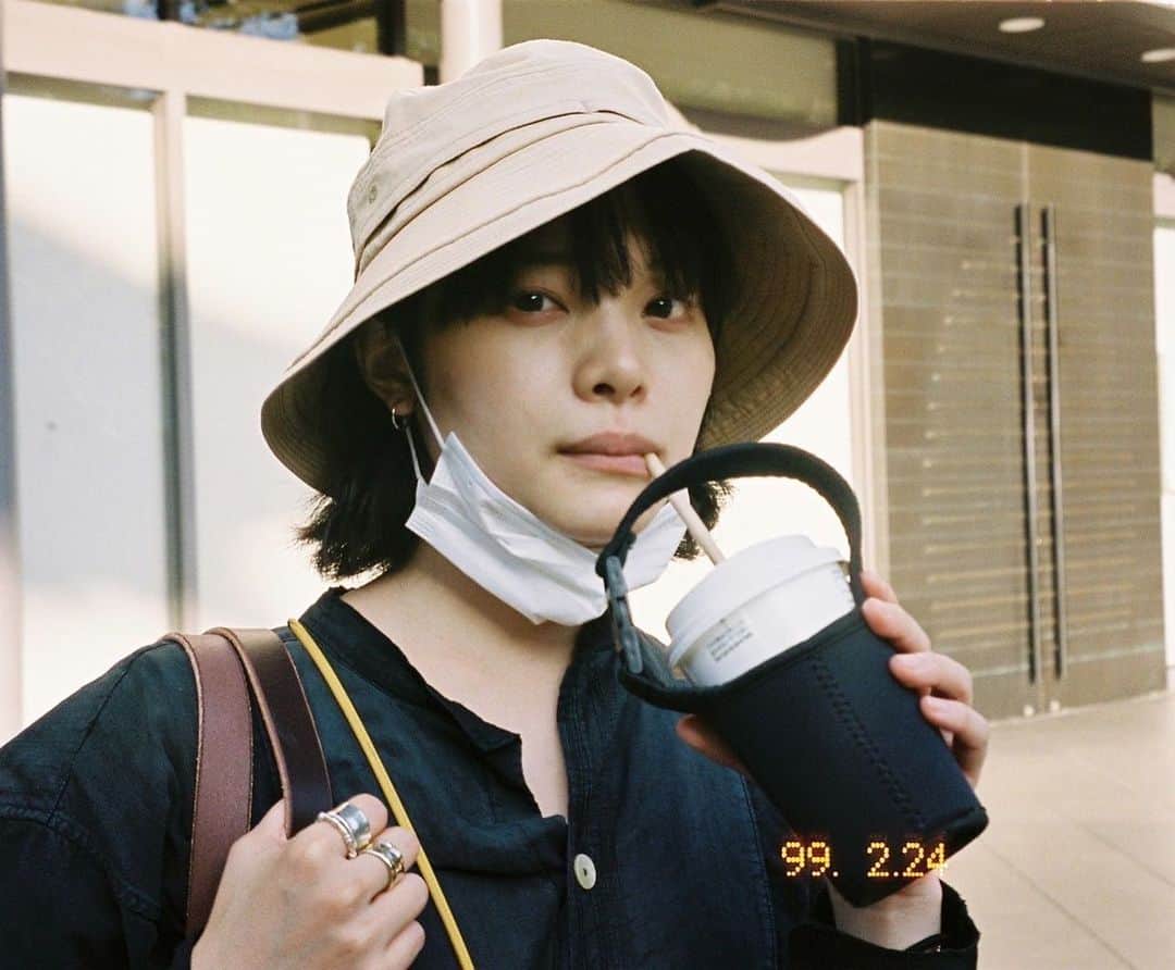 岸井ゆきののインスタグラム：「思いつきと思い切りが大事！そういうことの繰り返し🔥🔥 螺旋でしょ🐌  こないだ現場で"ありがとうございました"って言おうとしたらおおきな声で『ワカリマシタ！』と言っていました。はやく帰ってねよ〜  あたらしいことがいくつか🙇🏻‍♀️📺🎥 1月期のNHKのよるドラ『恋せぬふたり』 映画、中川龍太郎監督『やがて海へと届く』 どちらも主人公を演じます🙇🏻‍♀️ そして 「99.9-刑事専門弁護士- THE MOVIE」に合わせて「スペシャルドラマ新たな出会い篇」の出演と Amazon Prime Videoオリジナルドラマ「No Activity/本日も異状なし」に出演することになりました。 ✌️✌️よかったらprofileのURLから飛んでください✨ 公開はまだ先だけどきっとあっという間だ もうかんぺき11月ですね。今月もよろしく。がんばろう〜！  （📸）現場以外でのじぶんの写真て思えばほとんどないのだけどそのほとんどを撮ってくれるのが関取花ちゃん☺️💐✴︎」