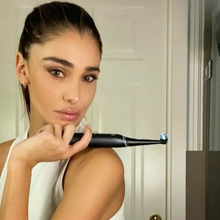 ベレン・ロドリゲスのインスタグラム：「@therealhunzigram continua a sfidarci, dove avrà nascosto Oral-B iO ? Secondo voi basta la forza di gravità per fermarmi?  #MissioneGoElectric @oralb_italia #GoElectric #adv」