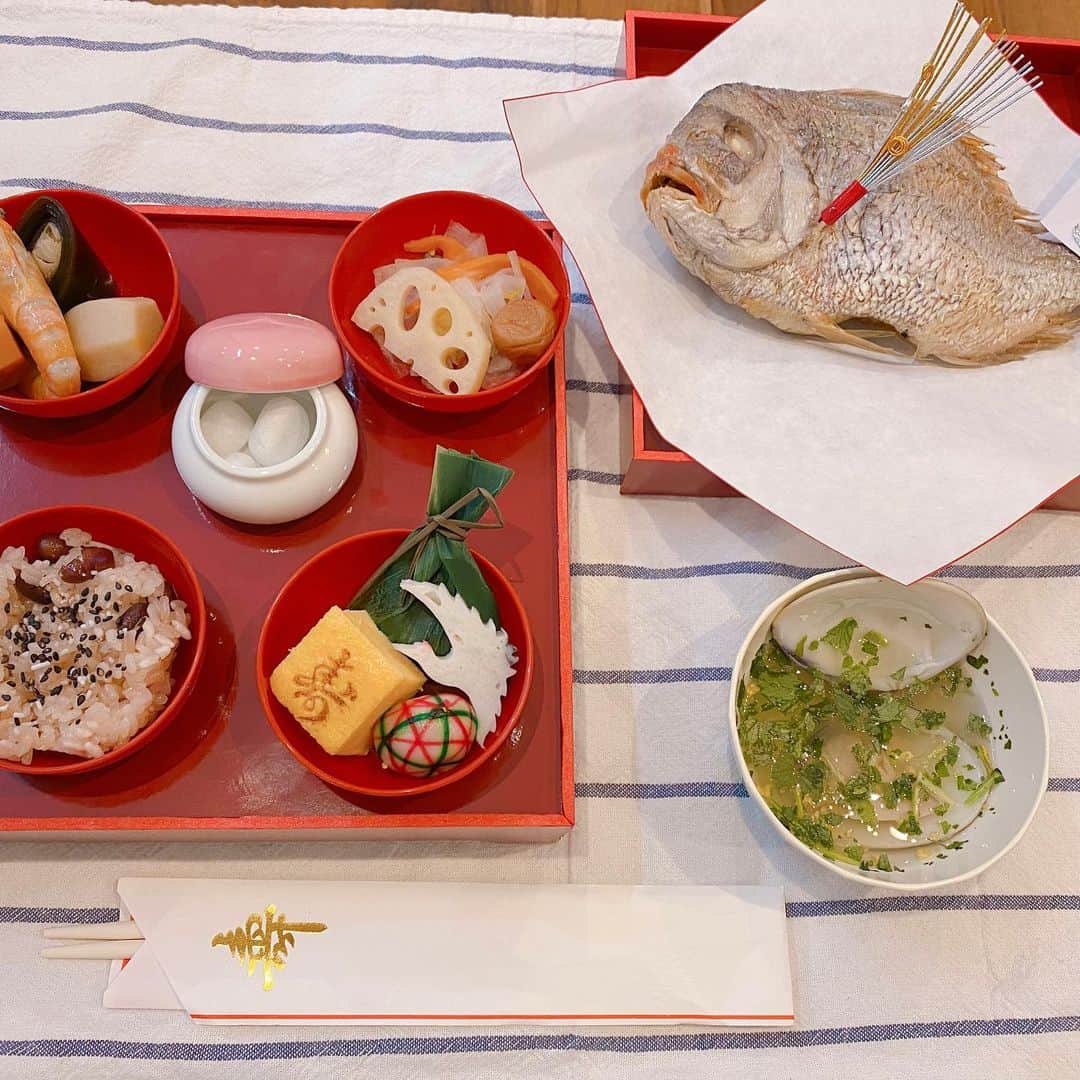江原千鶴（エハラチヅル）さんのインスタグラム写真 - (江原千鶴（エハラチヅル）Instagram)「とわくんのお食い初めをしました✨  バンボに座る姿は、貫禄たっぷりw  丸々でかわいい〜❤️  お食い初めセットは、大阪じーじばーばが送ってくれたんですが、解凍するだけで良かったので楽でした😊  早くみんなと一緒にご飯たべたいねー💕  #お食い初め#お食い初めメニュー  #生後100日 #とわくん成長記録」11月5日 22時53分 - eharachizuru