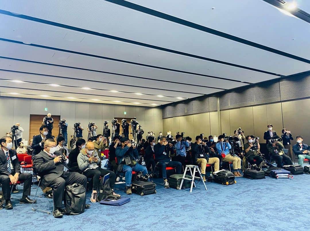 八木早希さんのインスタグラム写真 - (八木早希Instagram)「北京冬季五輪日本選手団「TEAM　JAPAN」サポート発表会 高梨沙羅さんをお迎えして進行致しました⛷ 国内3連勝！これからW杯、そして北京五輪へ🥇 高梨さんがデトックス&リラックスに愛用しているというパロサント早速購入しました＾＾  いつも軽やかなairweave会長＾＾  #airweave#エアウィーブ#スキージャンプ#高梨沙羅#北京五輪#teamjapan#palosanto#パロサント#聖なる木#香木#司会#アナウンサー#八木早希」11月5日 23時05分 - sakiyagi