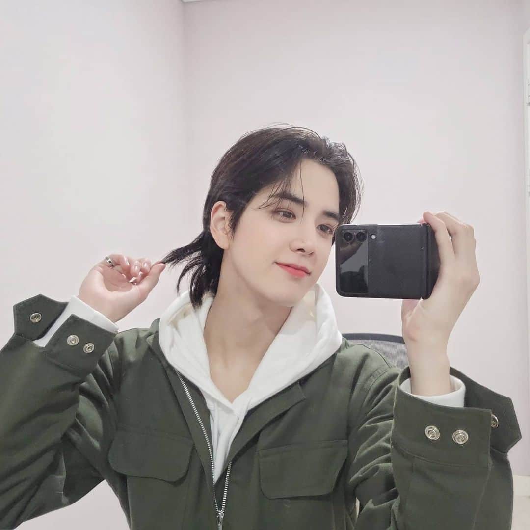 ヨンフンのインスタグラム：「(영훈) 해랑사 💚🤍 #THEBOYZ #더보이즈 #YOUNGHOON #영훈」