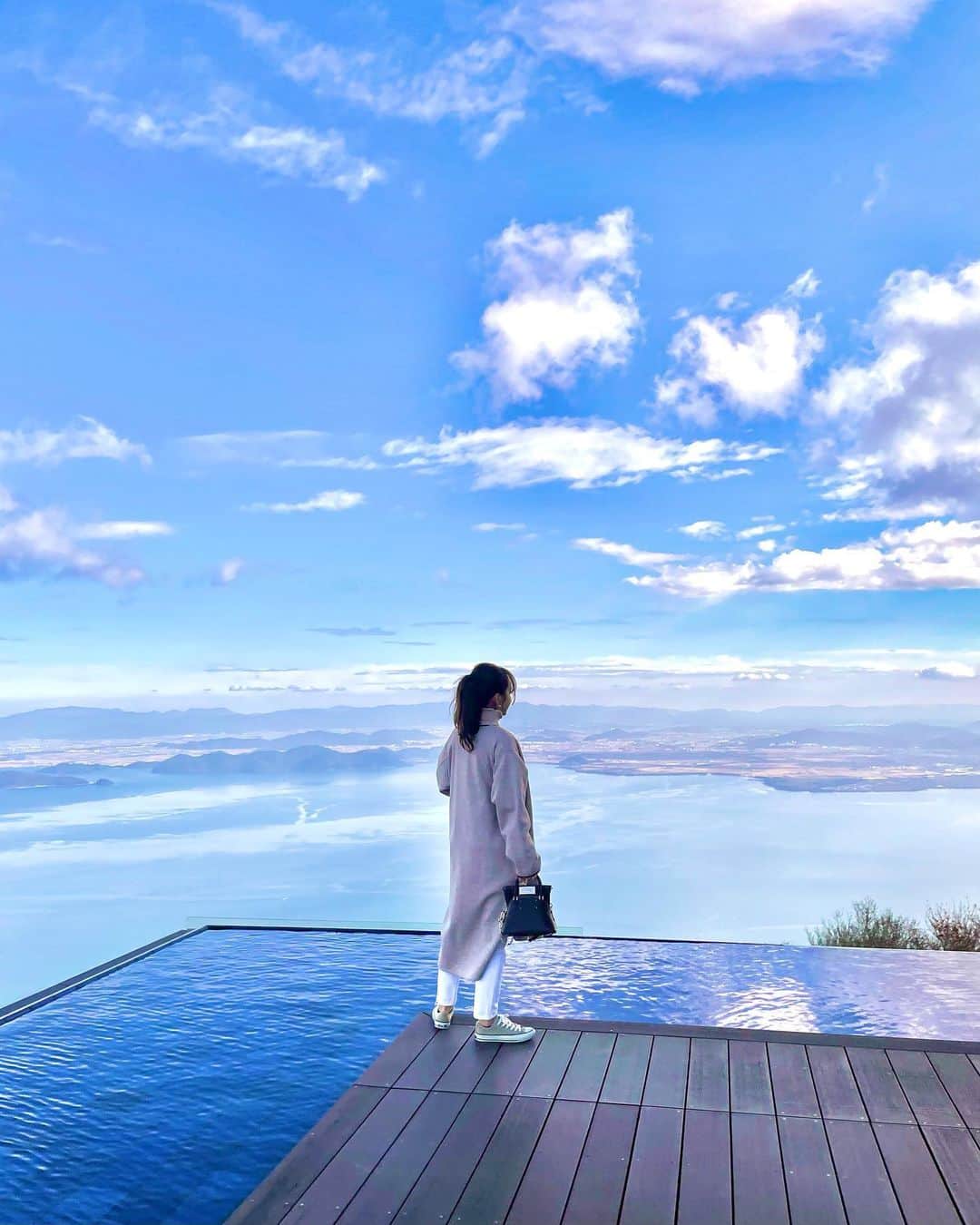 Aoiさんのインスタグラム写真 - (AoiInstagram)「念願の琵琶湖テラス〜🐥  11月中旬までということで ギリギリセーフでした💅 山の上だし寒そうだな〜と思って 厚着に厚着を重ねて カイロもしっかり貼って万全🤤  しかし🥶 太陽が出ている時は暖かったけど 雲と風が出てきてからはもう極寒☃️ 暖を求めて購入したココアもすぐ冷える🥶  でも幻想的な写真が撮れたよ👏📸  #滋賀 #琵琶湖 #琵琶湖バレイ #滋賀旅行#琵琶湖テラス#家族旅行#日本の絶景  #デート#デートスポット#女子会#おでかけ #滋賀観光#映え#映えスポット #写真好きな人と繋がりたい #日本の風景#絶景」11月5日 23時08分 - aoioa