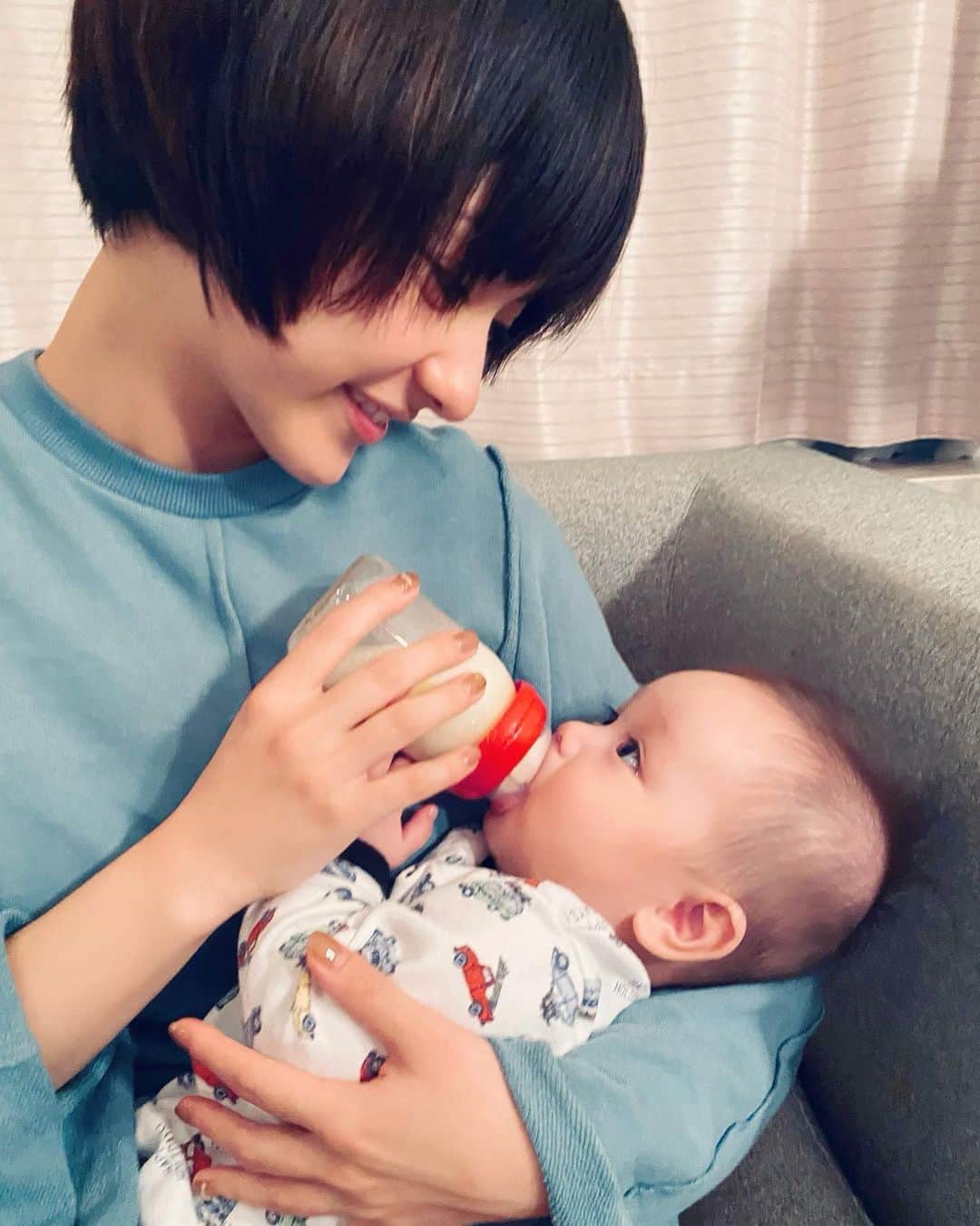 のインスタグラム：「幼稚園お迎えまでの姉の発言。  愛ちゃんにはタイムスリップがあるの！ (いや、タイムリミットな😏)  ゆる〜く交わしました。 ずっとこのまま変わらず37歳3男児の母で 居てもらいたいものです。  賑やかな怪獣達と遊ぶのも楽しいです🐒🌷 私が赤ちゃんの頃は姉にオムツを変えてもらっていたのに 今は姉の子供のオムツを変えてる私…感慨深いなぁ…🐇🐾  3歳のバンビーノが撮ってくれた写真。じょうずっ🤭  #14歳差の姉 #タイムスリップできるといいね 🌈🕊💛」