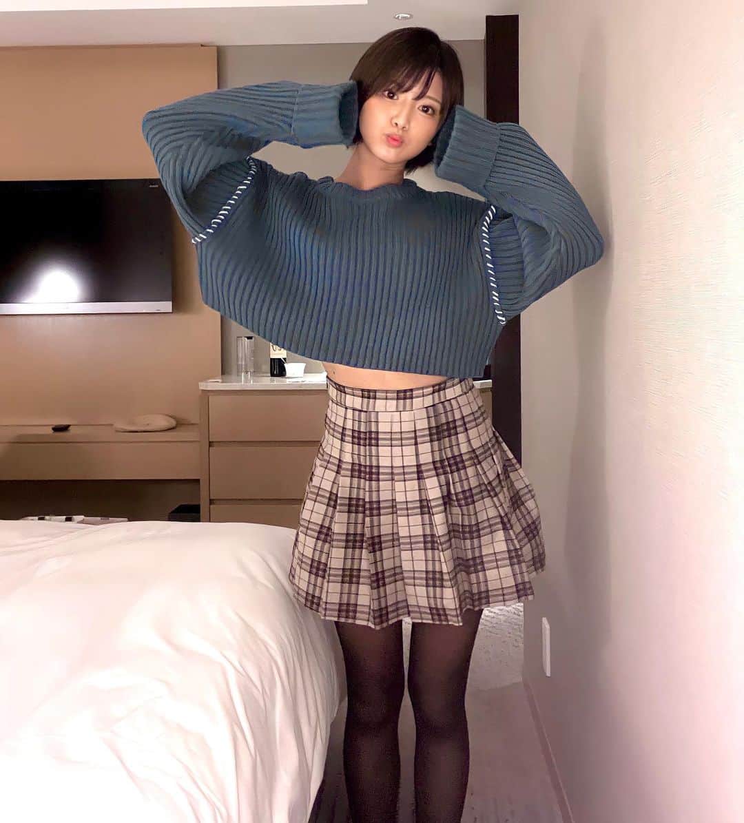 山本ゆうかのインスタグラム：「私がミニスカートは天変地異が起こりそう() ⁡ ⁡ 今年ミニスカートが流行ってしまい、学生の頃からロングスカートしか履いてない私は無事死亡。 ⁡ ⁡ 抵抗がありすぎたのですが、グレイルなら安いから履かへんくても悔しくないやろと思って1着買ってみました………！！！ ⁡ ⁡ 可愛い｡ﾟ(ﾟ´ω`ﾟ)ﾟ｡！ これもSNSで話題になってたやつで、フレアスカートなので お尻が大きい人、太ももの外側が張ってる人はまじで足が細く見えます。 私はガッツリこれなのでありがてぇ😭 ⁡ ⁡ 値段は1299円！！！安すぎておもろい。 安かろう悪かろうじゃなくて、生地がしっかりしてて 透けないし、中にペチコート的なものが付いてるので マリリンモンロー状態になっても大丈夫！！ ⁡ ⁡ 今遠征の撮影で東京おるけど、東京まじでミニスカートにロングブーツの服装してる子多すぎ。 ここは波に乗らなあかんなぁ… これを機にミニスカート増やしていこう… ⁡ ⁡ ⁡ #グレイル #grl #プチプラファッション #プチプラ #タイツ #ミニスカート #チェックスカート #へそだし #ゆるニット #ブルーニット   @grl_official」