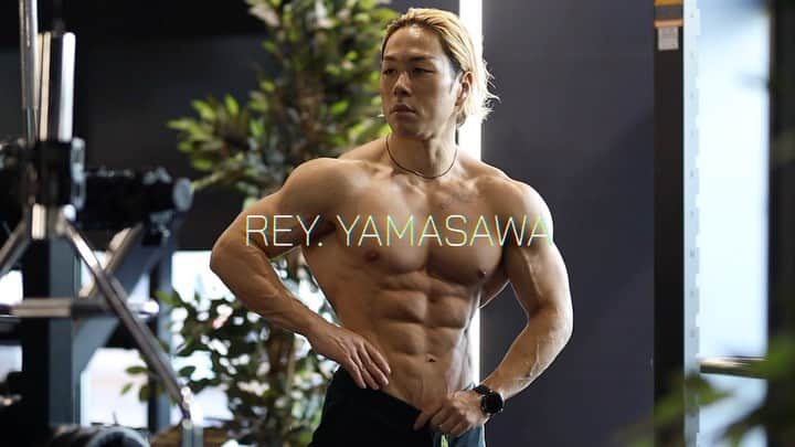 山澤礼明のインスタグラム：「自分の大会挑戦を通して日本全国にモチベーションを届けたい。  一位になることも勿論重要だけど 一番影響を与えることの方が自分にとっては重要なのかもしれない。  明日から筋トレ頑張ろうってね。  とはいえ負ける訳にはいかないな。  勝ちにいく。  #山澤礼明#筋トレ#腹筋#fwj#フィジーク」