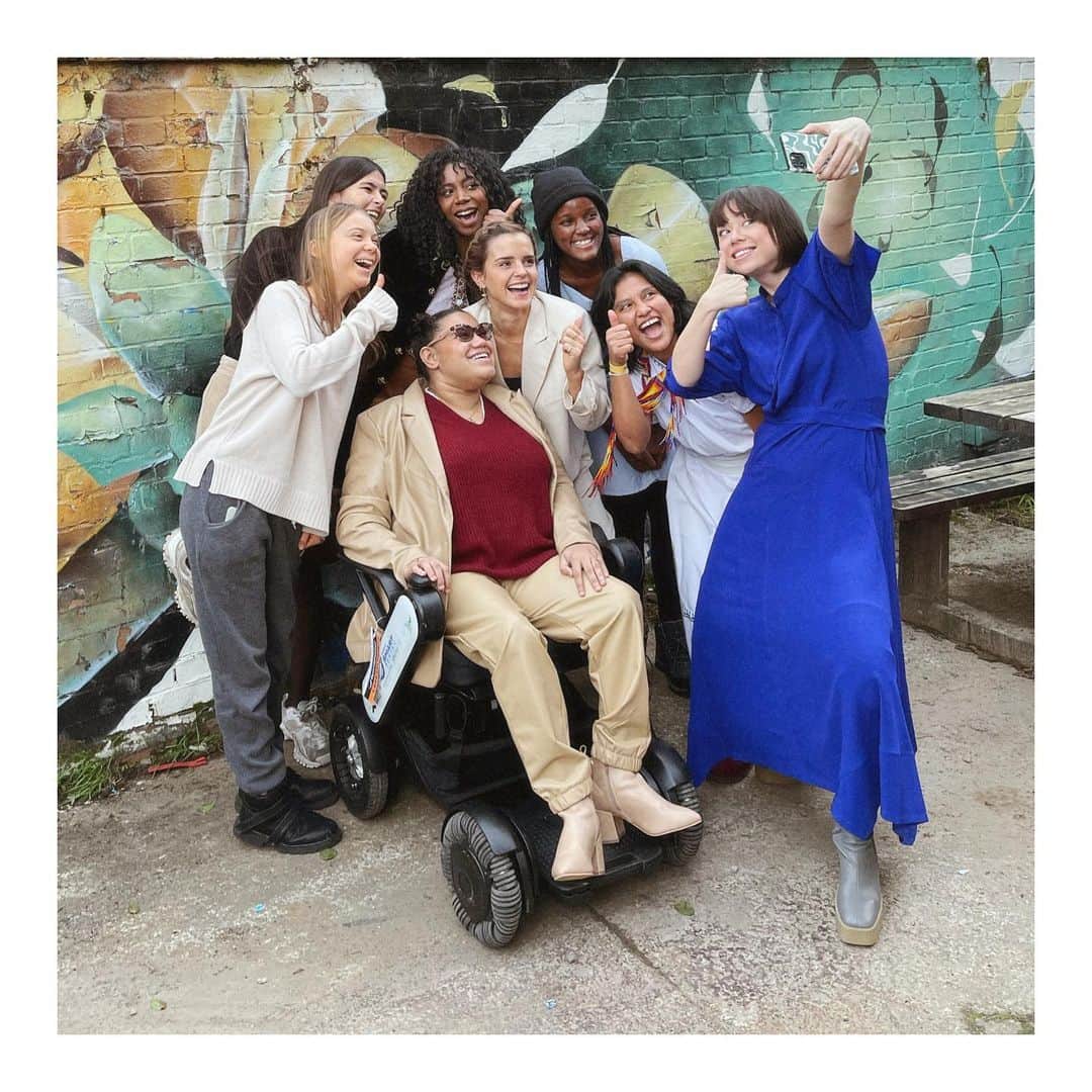 エマ・ワトソンのインスタグラム：「I say this with no exaggeration, there is no doubt in my mind that we witnessed a piece of history at @cop26uk in Glasgow. I would feel honoured to be in the presence of just one of these women individually (they are all actual superstars who are quite literally making the world a better place) - but to be with them altogether - was almost overwhelming. I felt a bit like I was in the presence of the female Avengers assembling before The Battle of Earth!   However, as I have spent time with them over the last few weeks, I've realised they are also just ordinary women committed to taking extraordinary steps, for the better... So in these next few posts, I will introduce them by giving you the extraordinary and the ordinary, because it’s important you know that they consider everyone that cares about this issue - one of them and I have seen that in real time. They really believe it’s not individuals like us that can change things - it is small, synchronized actions and changes we make together en masse that can change the world. ♥️」