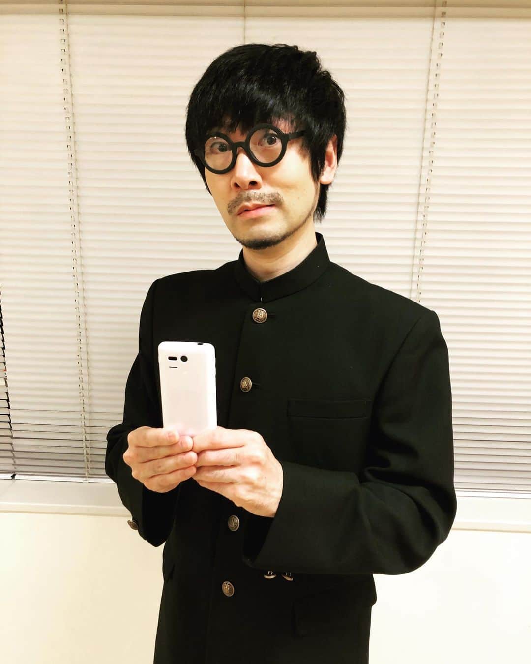 福井俊太郎のインスタグラム：「「トキワ荘のアオハル」勉強させてもらいました #サクゾウさん #勝手にキテレツ大百科の勉三さんをオマージュだと思ってます #ヒロインのリヨちゃんをずっと盗撮してる気持ち悪い役 #良いか悪いかは別として意外とハマり役でしたね #だって自分でやってて単純に気持ち悪いなって思ったんで #後、、 #緊張しすぎて袖で最後まで台本を肌身離さず持って携帯の光を当てながら読んでました #周りの人から見たら本番中に携帯で遊んでるみたいになってたかもですがそこは背に腹はかえれませんもんね #無事終わってホッとしてます #THEBREWで乾杯ですわぁ #低ねと」