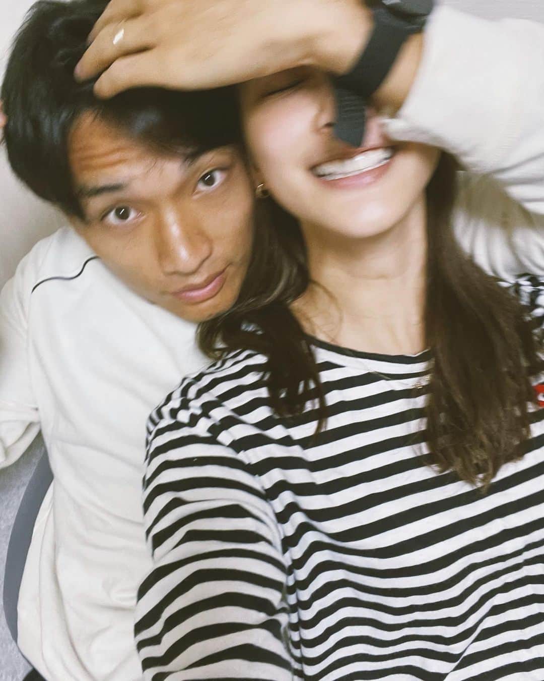 小屋春菜のインスタグラム：「いつも通りの何もない日だったけど、今日で結婚4週年目に突入。　本当に出会えて良かった😙🙏　これからも洗濯物畳むの頼んだ！ #結婚記念日　 お祝い何もしてなくて寝る直前の写真🤳笑」