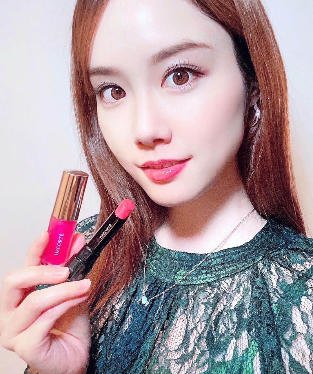 メロディー・モリタのインスタグラム：「FALLing for rosy lippies💄✨ Since I'm doing virtual interviewing and event emceeing online all the time now, I reach for shades that can naturally accentuate the lips to make your overall tone appear brighter.😊  Today, I'm wearing @decortebeauty's Rouge Decorte Glow 27 which is a MLBB shade that is suitable for any time of the year. It's so smooth like a lip balm and one of the *very* few, rare lipsticks that don't irritate my sensitive lips! Their popular lip oil also has enough pigmentation on its own and is perfect to achieve plump lips without any stickiness. Both have become a staple in my makeup routine!  Beautiful cosmetics and floral gifts put me in the best mood☺️ Have an amazing weekend ahead!❤️  バーチャルイベントのMCや、リモートインタビュー取材の時は、特に顔色を明るく見せてくれるリップを選ぶようにしています💄  最近のおすすめは、ルージュ・デコルテのGLOW 27！自然な血色感を出してくれながら華やかに見せてくれる、一年中使えるカラーです✨ 何より、全く皮剥けしないところに感動!! リップオイルは、単体で使っても発色が抜群で、ベタつきゼロなのにうるっとした仕上がりでした💝  可愛いお花とお気に入りコスメたちに囲まれているだけで、幸せな気持ちになれます☺️🎀」