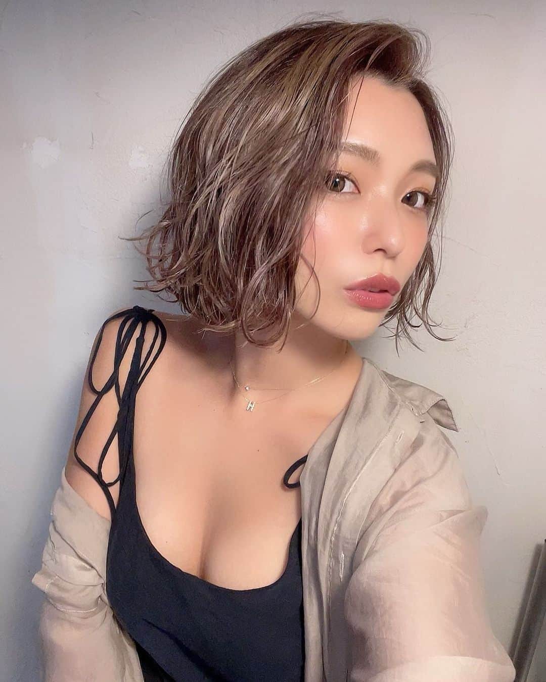 Hitomiのインスタグラム：「❤︎  ずーーっとロングだったけど どうやら髪短い方が似合うっぽい✂︎ ロング派の人、 髪伸びて来たけどまたショートにしていい？  #ショート　#ショートヘア #新潟　#niigata #fashion #ファッション　#ワンピース　#onepiece」