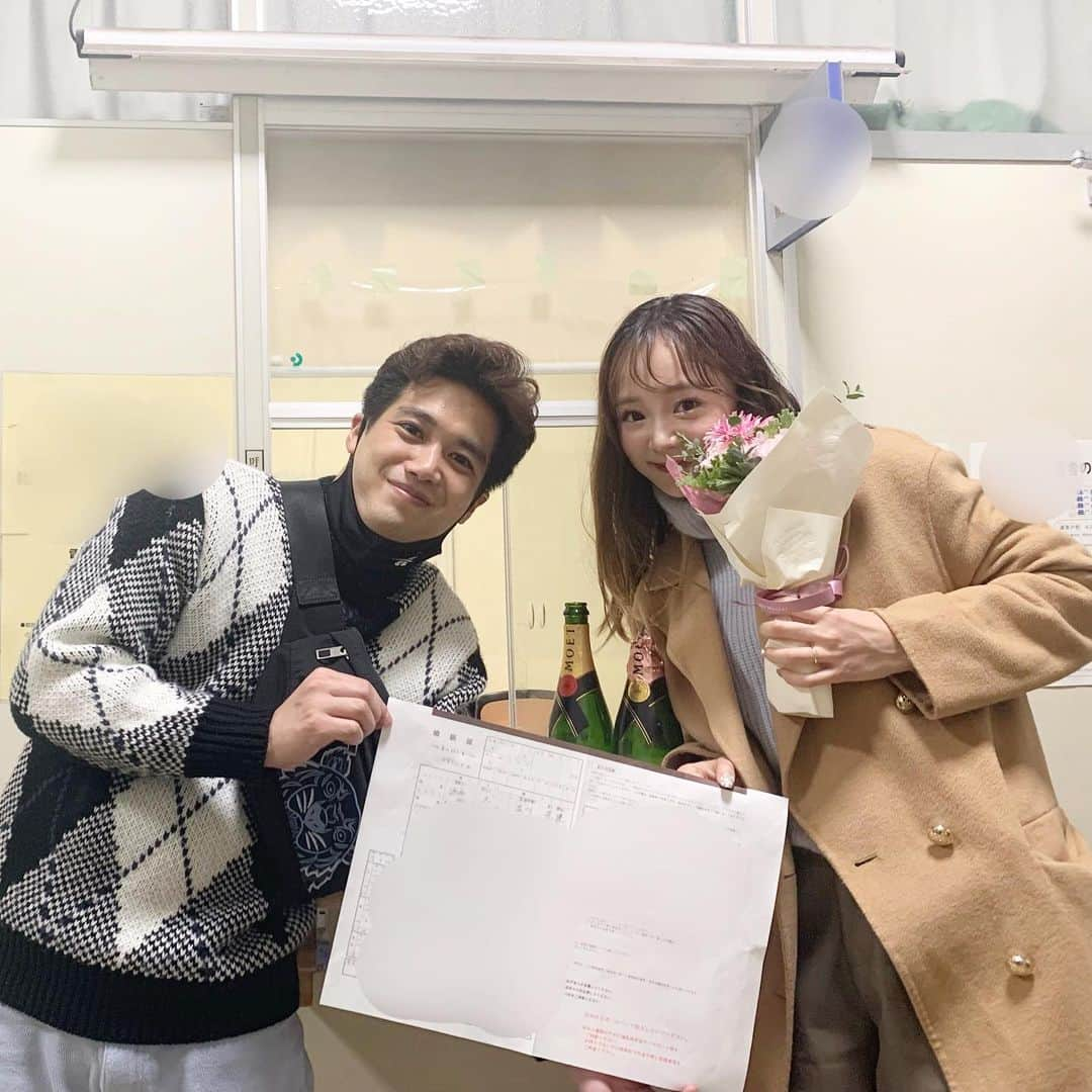 並川花連さんのインスタグラム写真 - (並川花連Instagram)「🕊2021.11.06🕊  本日、酒井大さんと 入籍致しました。💍💖  大安・一粒万倍日・母倉日・大明日 と、 大安に3つの吉日が重なった とても縁起の良い日。☺️💗  2人で初めてのんだ場所、 今ではホームのような クローバー🍀で 大好きな皆さんと過ごせた 入籍前夜〜入籍後。  あっちゃん、智也さん お二人のお名前が婚姻届に 刻まれたことが とてつもなくしあわせです。😭💗 いつも本当にありがとうございます😭💗 だいすき！！😭💗  のどかちゃん 素敵な花束💐をありがとう💗  みう 婚姻届、緊張して震えながら書くのを 隣で見守ってくれてありがとう😂💗  雄馬さん ソウダバレエの大先輩で 今こうしてご一緒させて頂けること うれしく思っています😭💗 そして婚姻届提出まで ご一緒してくださった思い出は 一生忘れません😭💗  裕さん 付き合う前から良くしてくださって ありがとうございます😭💗 いつもこんなかれんを 笑ってくれる裕さん大好きです😭💗 またいっぱい一緒にのみたいです☺️  お会いすることはできなかったけれど 顕光さん みなさん　まささん ありがとうございます😭💗  こばさん むつみさん　かずさん 会えて嬉しかったです😭💗  大阪で並川家で生まれ育ち、 うまれたときから周りには たくさんの家族がいて ほんとうに愛に溢れていて。 とてつもない大きさの愛を 並川家からだけじゃなく 注いでもらえて。  そんな家族の様な大切な皆さんと 東京でも出逢えたことが かれんの人生の財産です。😭💗  大阪にも東京にも 大切な愛ばかりのみんながいて かれんは本当にしあわせです。💗  だいちゃん 本当に出逢えてよかった。 いつもありがとう。 毎日しあわせー！ありがとう！ って何回も言いたくなる 言ってしまうだいちゃんが だいすきです。💗愛してる。 これからもこんなへんてこりんですが 側で笑って隣にいてください。💖 「こんな面白くて楽しい子いない！」 ってだいちゃんが笑ってくれるのが かれんはだーいすきです！😂💗  そして並川家。 ほんっとうにありがとう。 ママ、パパ、佳都。 かれんは並川家に産まれてこられて 本当にしあわせです。 たっくさんの溢れんばかりの 愛情をありがとう。 書いてるだけでまた泣きそうになる。😭😂 家族で過ごす時間がしあわせで かれんはまた生まれ変わっても ママとパパの子がいいし、 絶対神様にそう願うし 佳都を次も妹にしてもらう。 たっぷりの愛と時には厳しく 叱ってくれることも 全部感謝してる。 酒井花連になっても、 並川家の長女、並川花連として 過ごした日々は かれんの誇りです。 大好き😭💗💗💗💗💗 (書きながら、これから家族キャンプなので 家族のもとへ向かっています早く会いたい！😍)  これからはだいちゃんと 愛に溢れた家庭を築いて、 愛するみんなに たくさん恩返ししていけたらと おもいます。💖  長くなったけれどまだまだ 書きたい、言いたいこと山積み😭！  並川花連を応援してくださっている 皆様、これからもどうぞ 宜しくお願い致します。🙇🏻‍♀️😭✨💕  酒井大　酒井花連」11月6日 12時34分 - kareurn