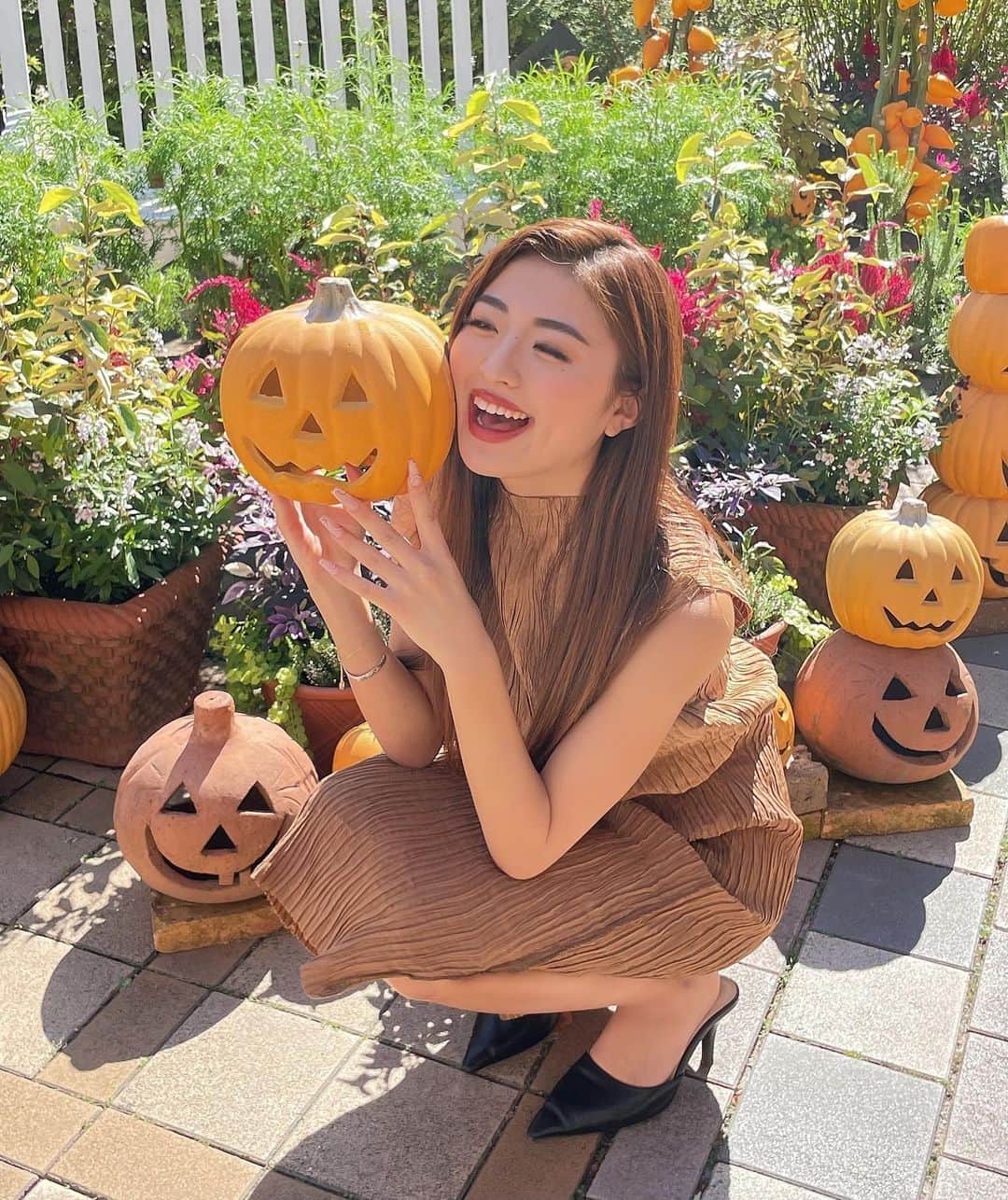 MIYABIのインスタグラム：「こんにちは🌞  ハロウィン終わったよぉ〜って🎃🤭😅  今日は収録にいってきます💜  皆様にとって今日も素敵な1日になりますように😘」